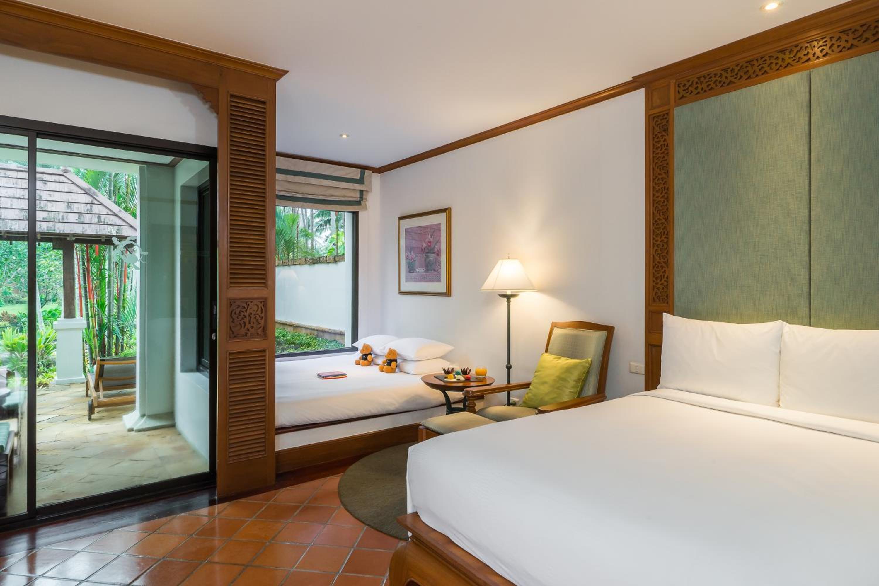 Grande Family Room with King and Kids Bed and Garden View