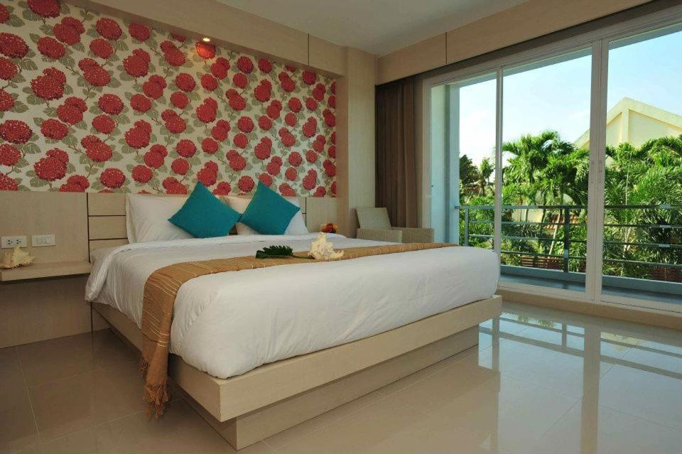 Superior King Room with Partial Seaview