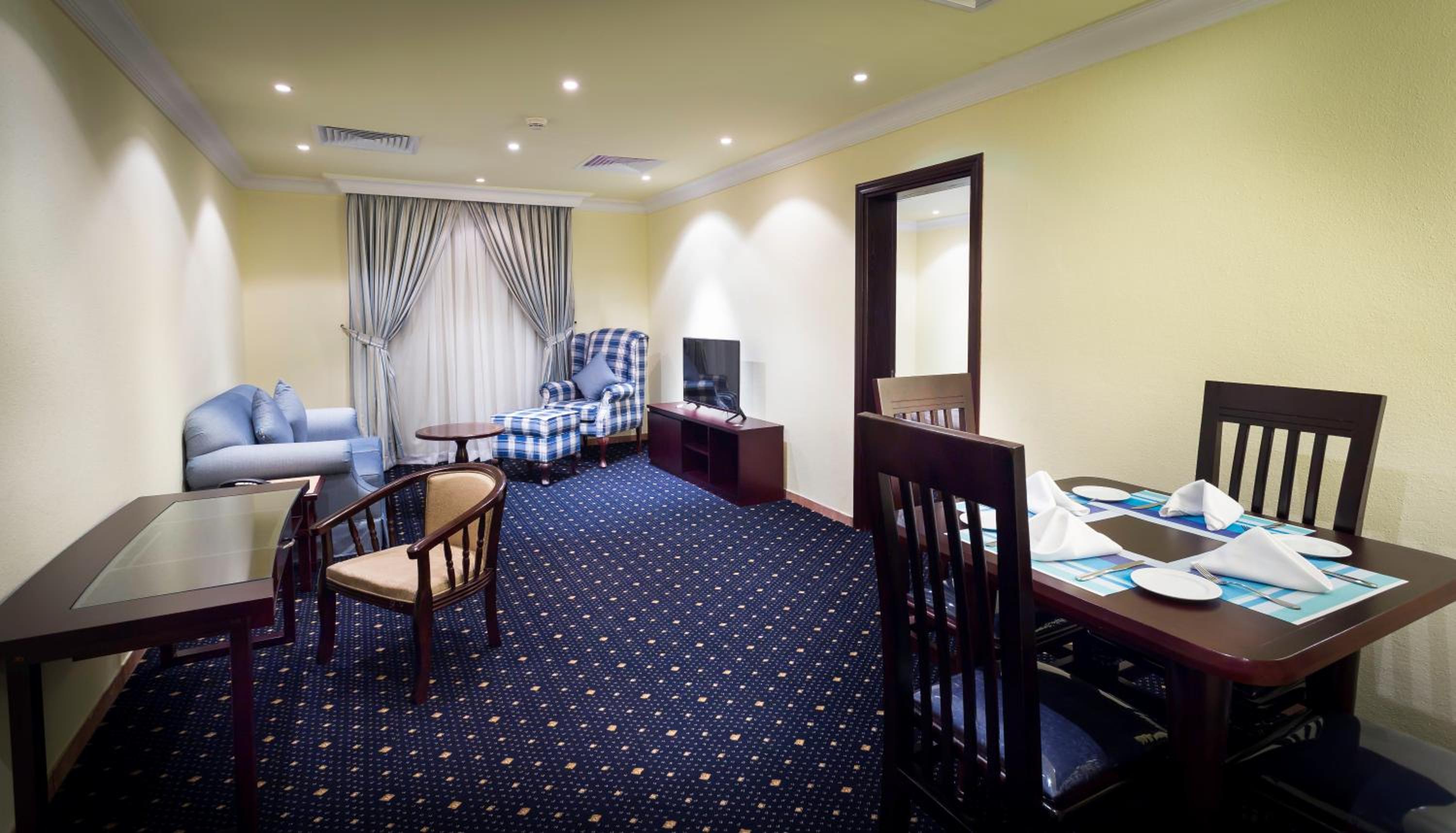 Duplex Room with One King Bed and Two Twin Beds - Non-Smoking - Photo 10