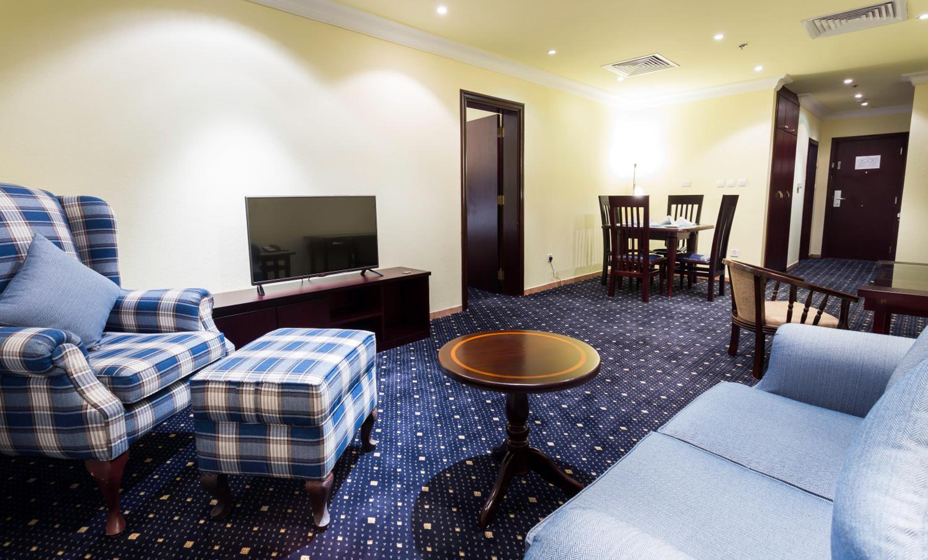 Duplex Room with One King Bed and Two Twin Beds - Non-Smoking - Photo 8