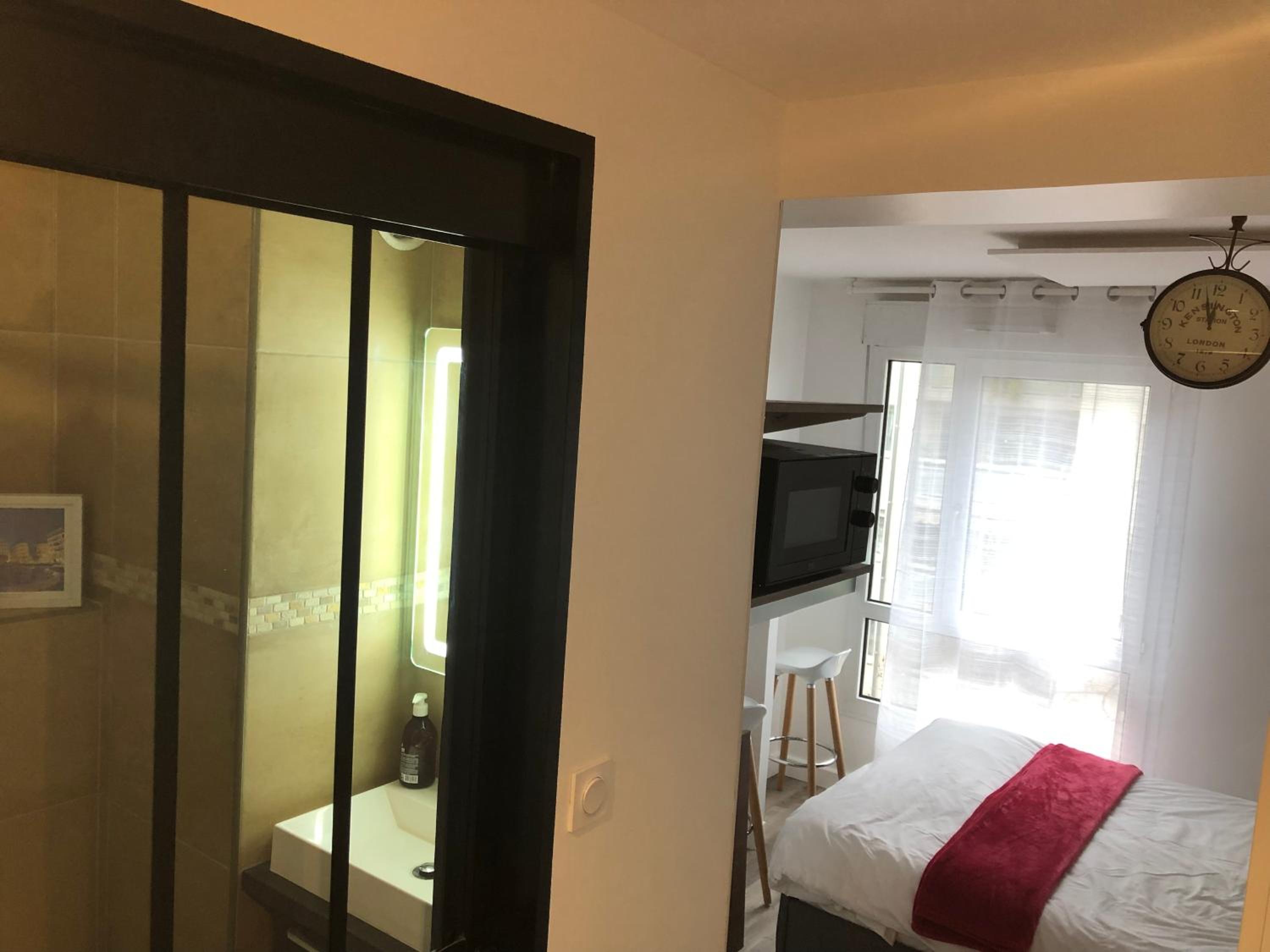 Studio Apartment - Photo 10