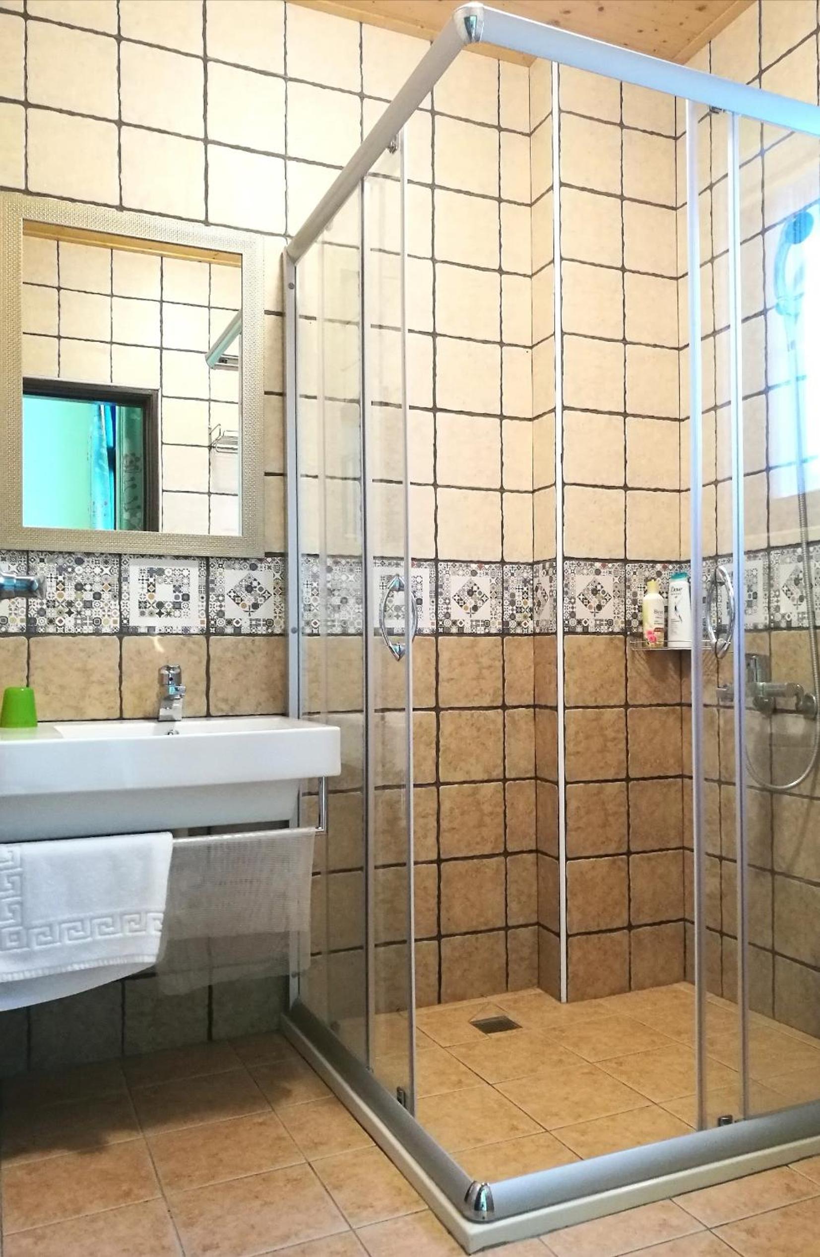 Quadruple Room with Private Bathroom photo 2
