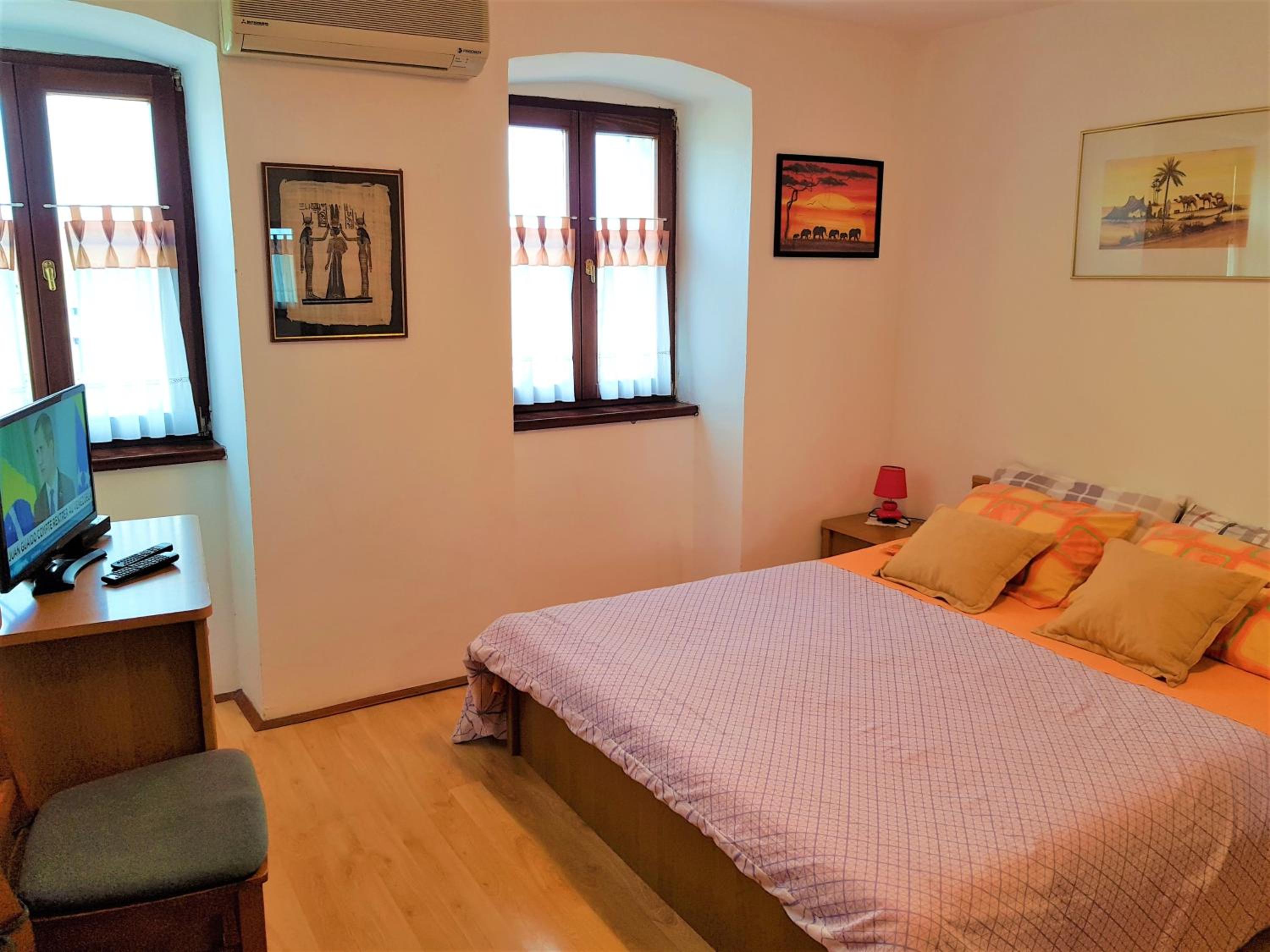 Double Room with Private Bathroom and Shared Kitchen