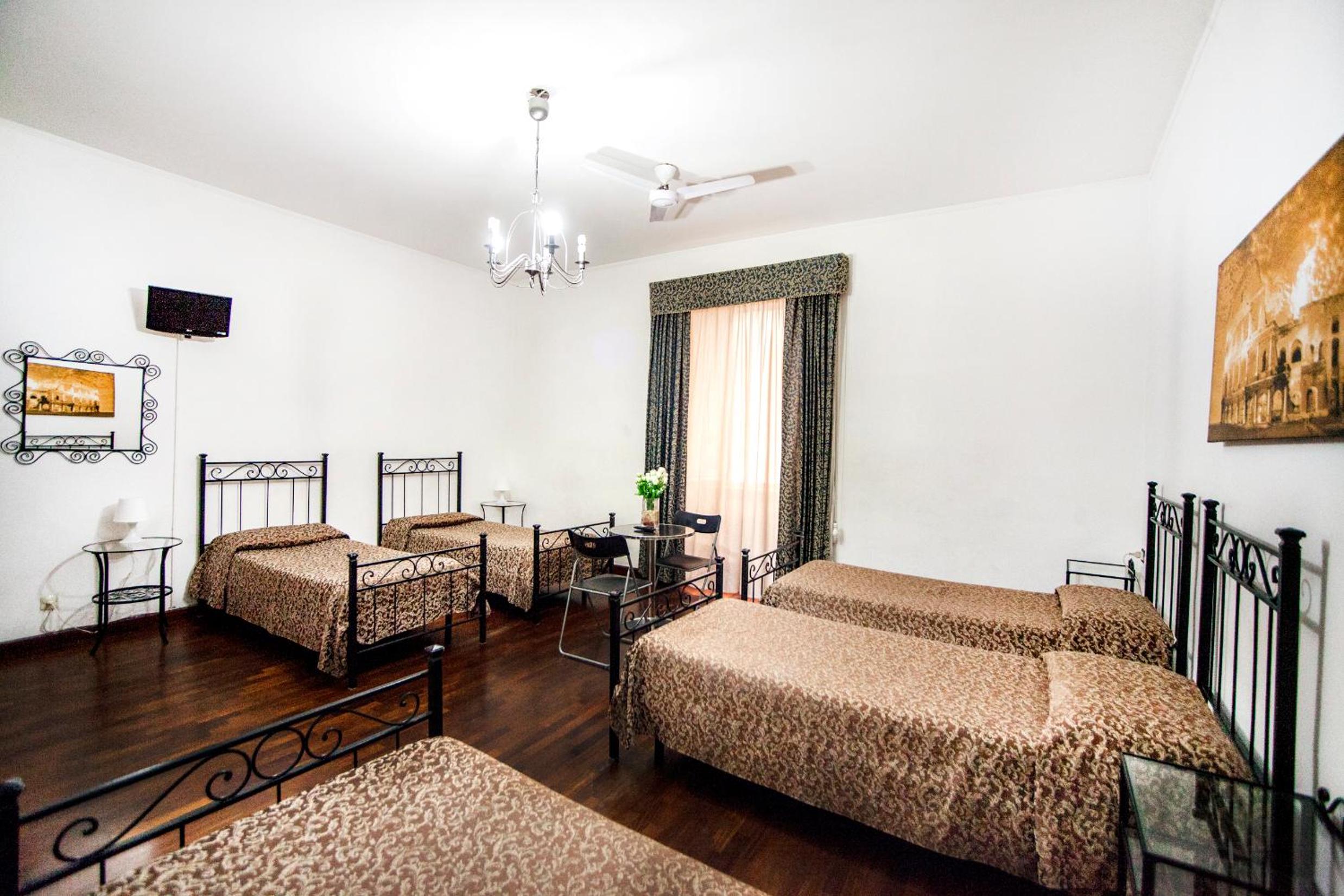 Bed in -5 Bed Mixed Dormitory Room photo 1