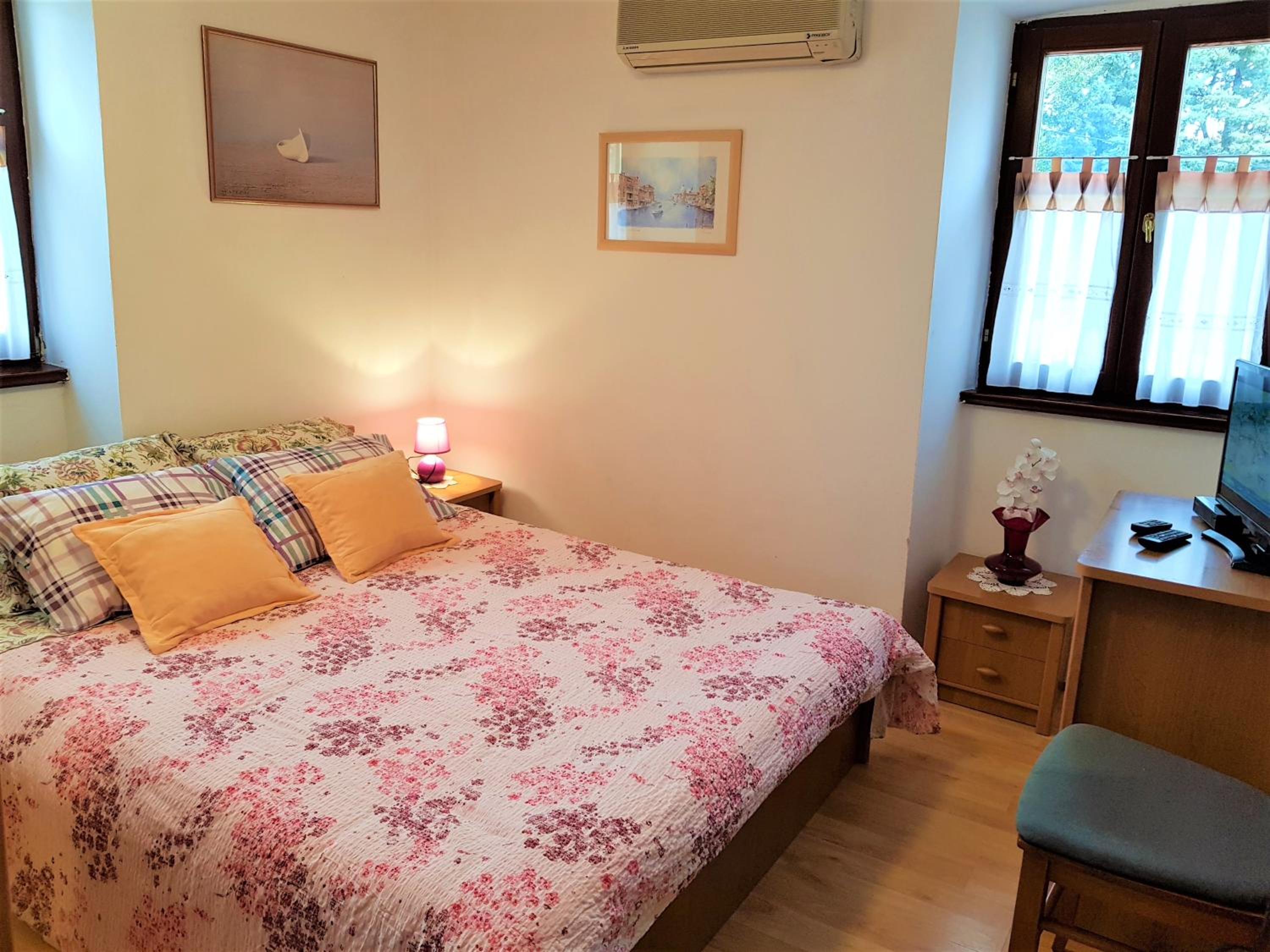 Standard Double Room with Private Bathroom and Shared Kitchen