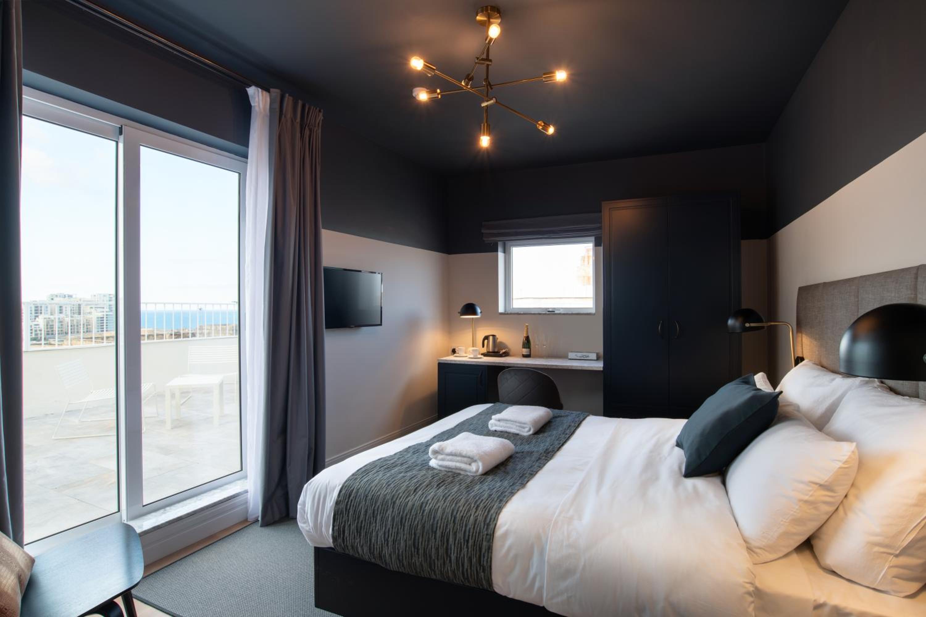 Deluxe Double Room with Roof Top Terrace and Hot Tub