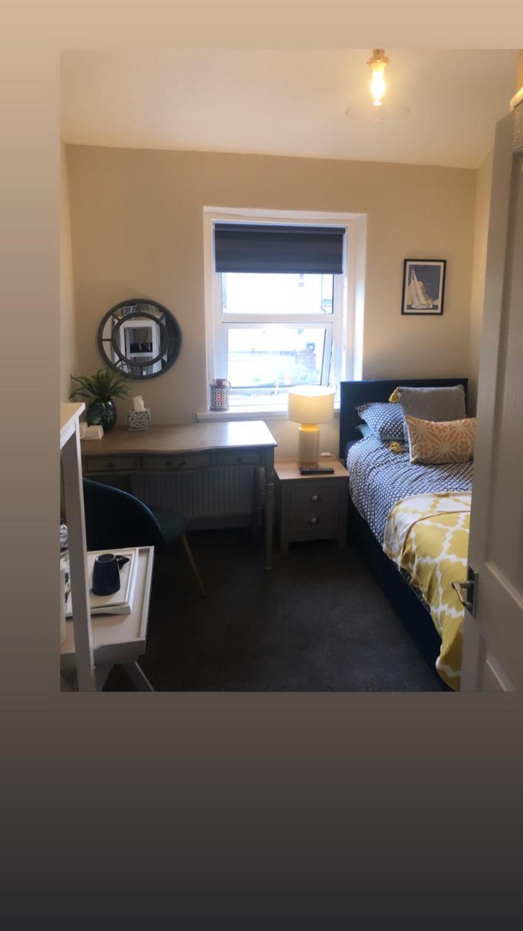 Single Room with Bathroom photo 2