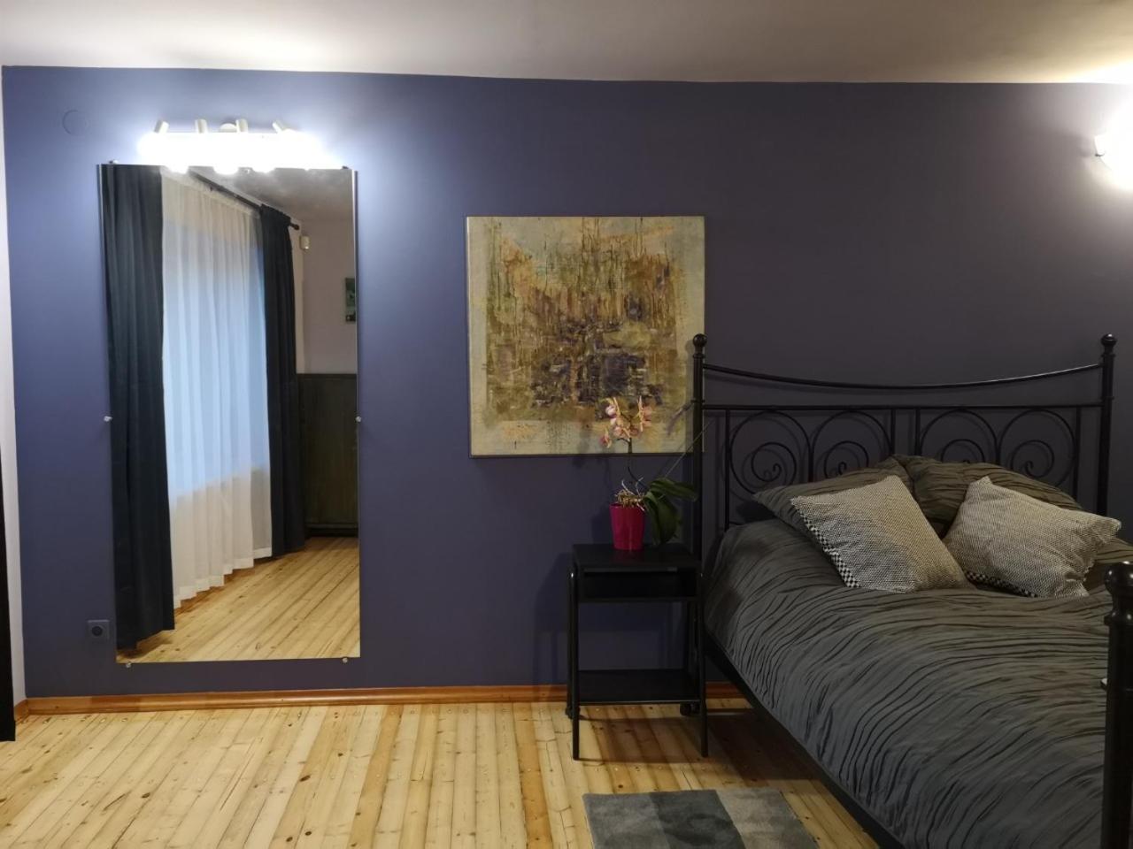 One-Bedroom Apartment - Photo 1
