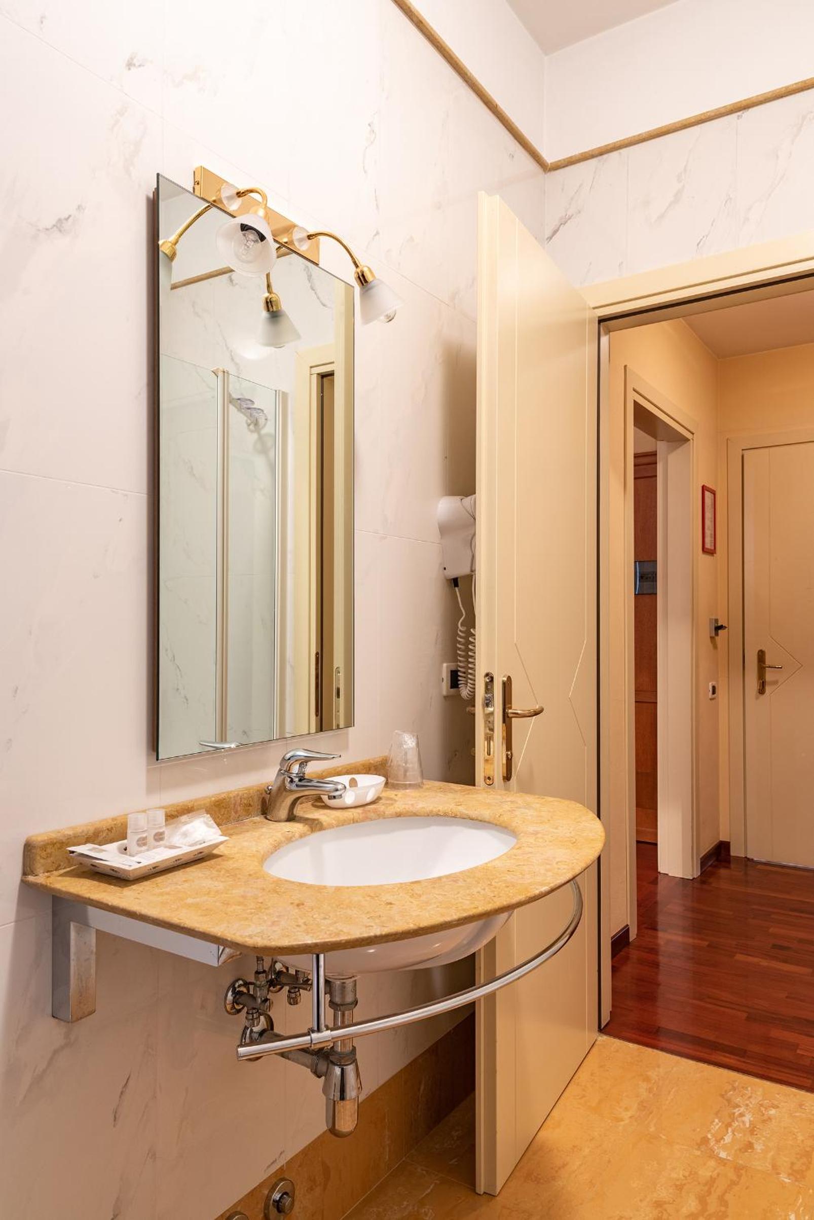 Superior Double or Twin Room - Photo 9