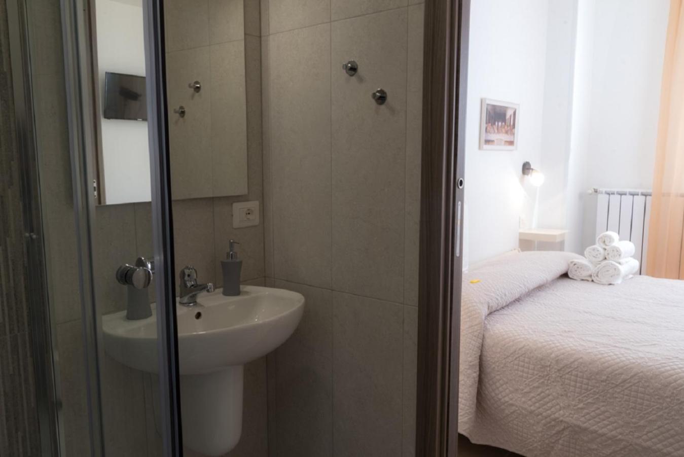 Deluxe Double Room with Balcony - Photo 13