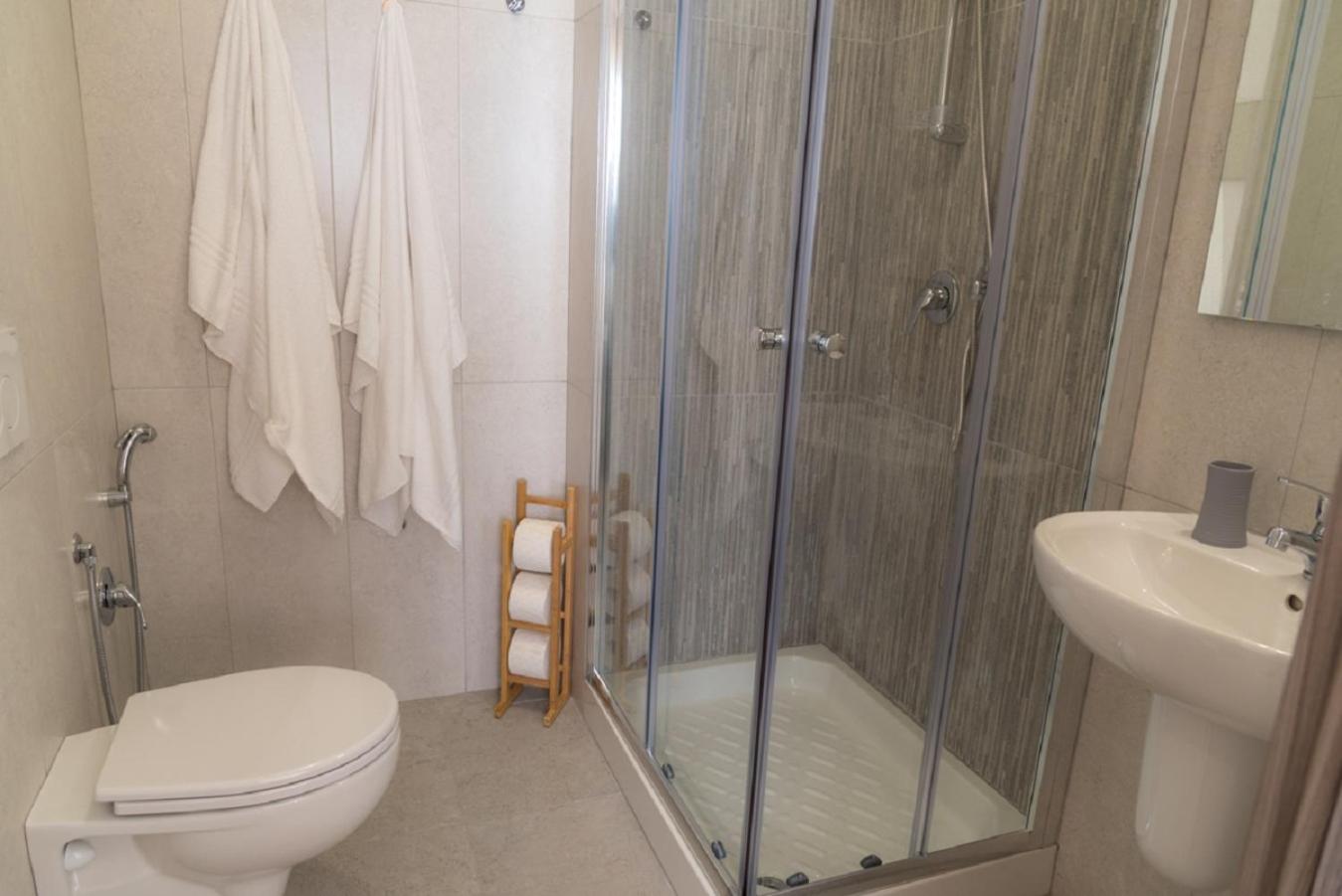 Deluxe Double Room with Balcony - Photo 6