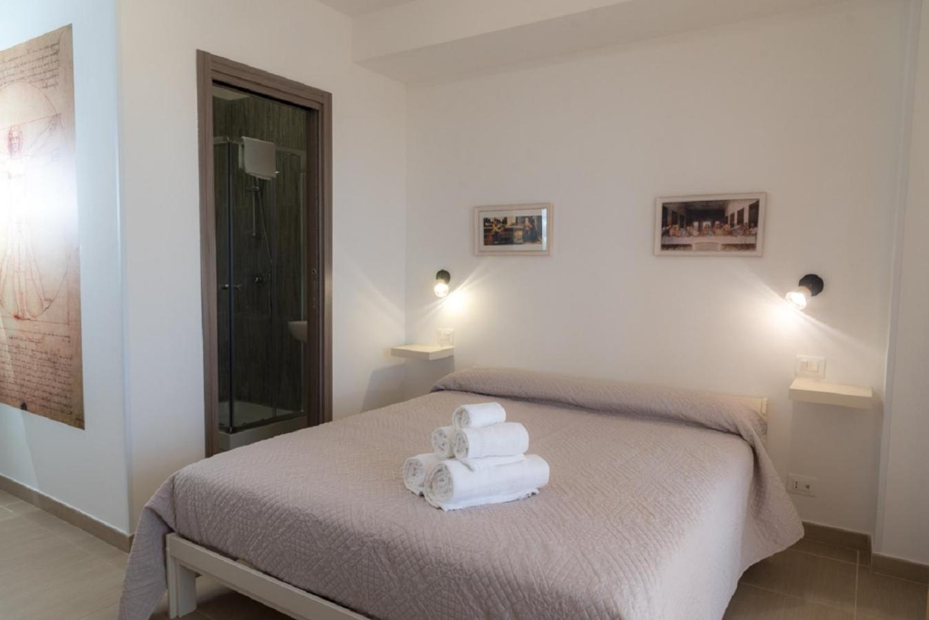 Deluxe Double Room with Balcony - Photo 11