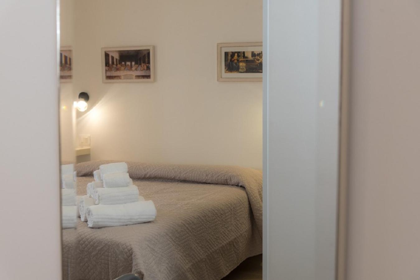 Deluxe Double Room with Balcony - Photo 9