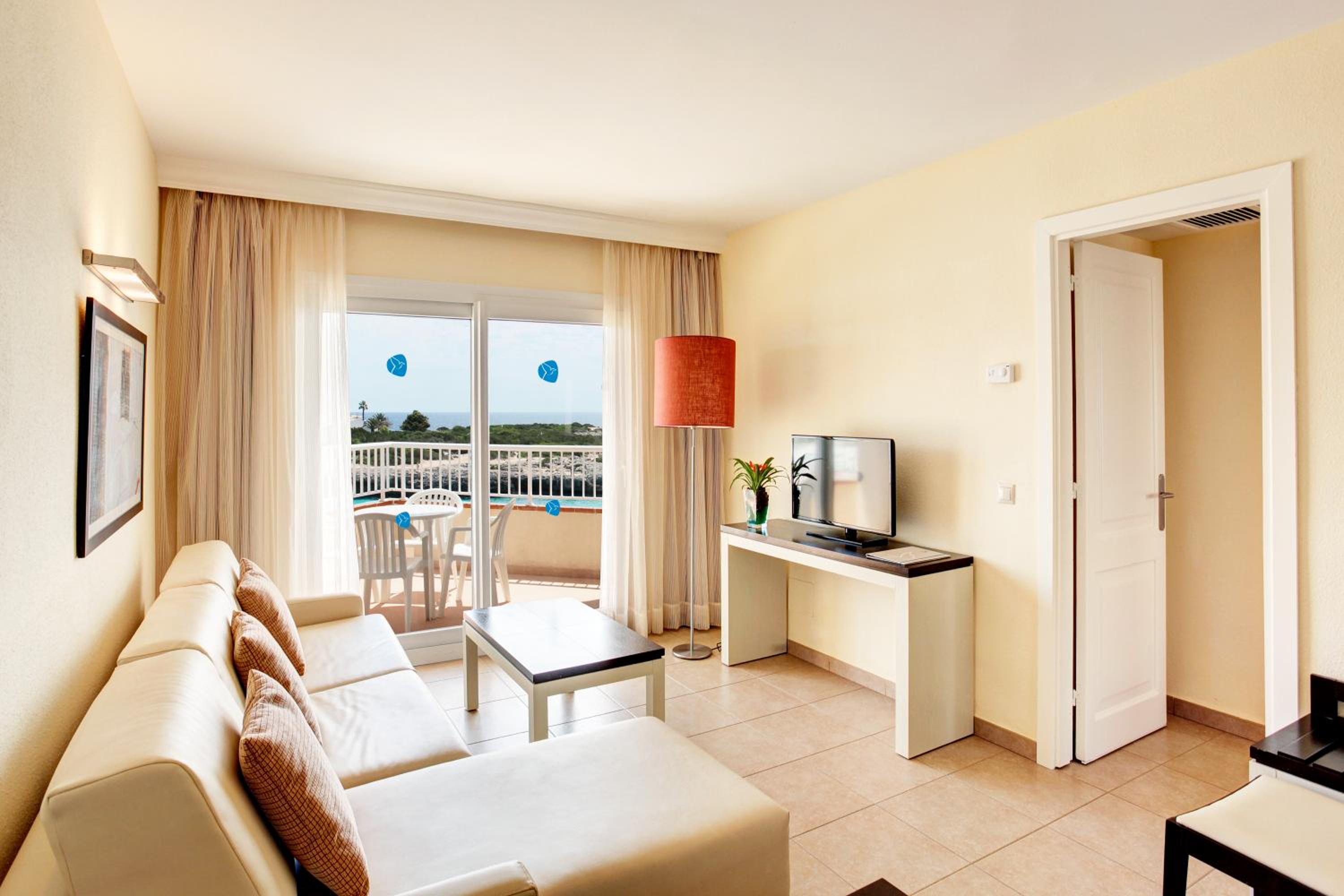 Apartamento de una habitación con vista parcial al mar (2 adultos + 2 niños)