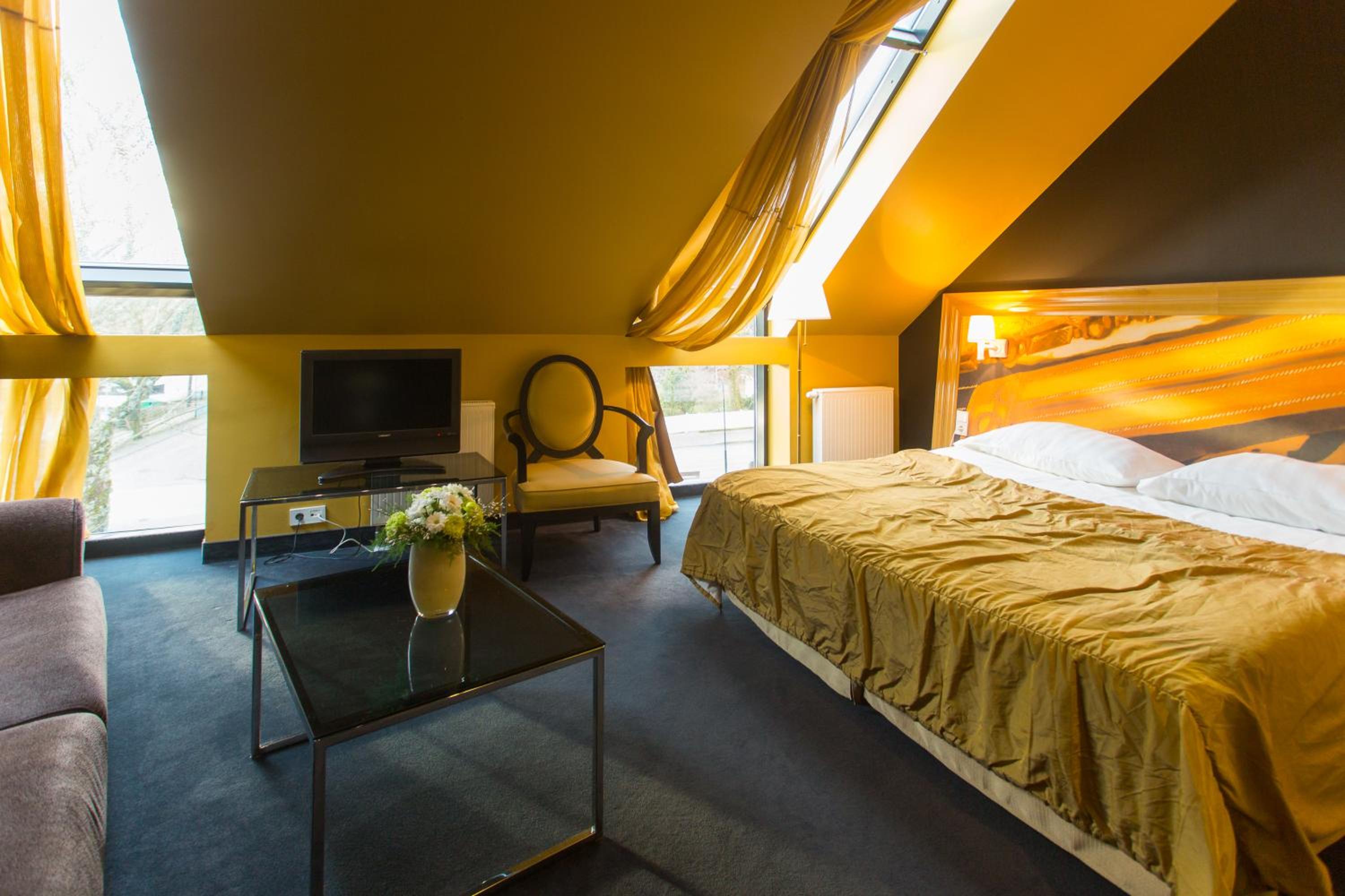 Modern Deluxe Room - Photo 7
