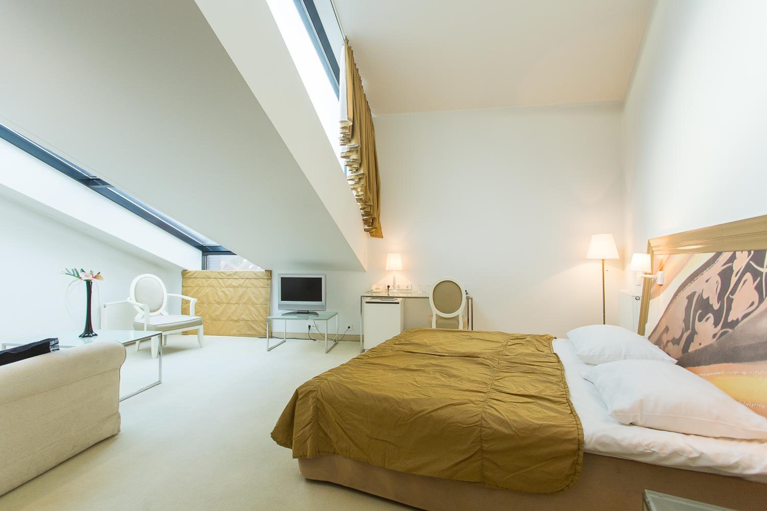 Modern Deluxe Room - Photo 8