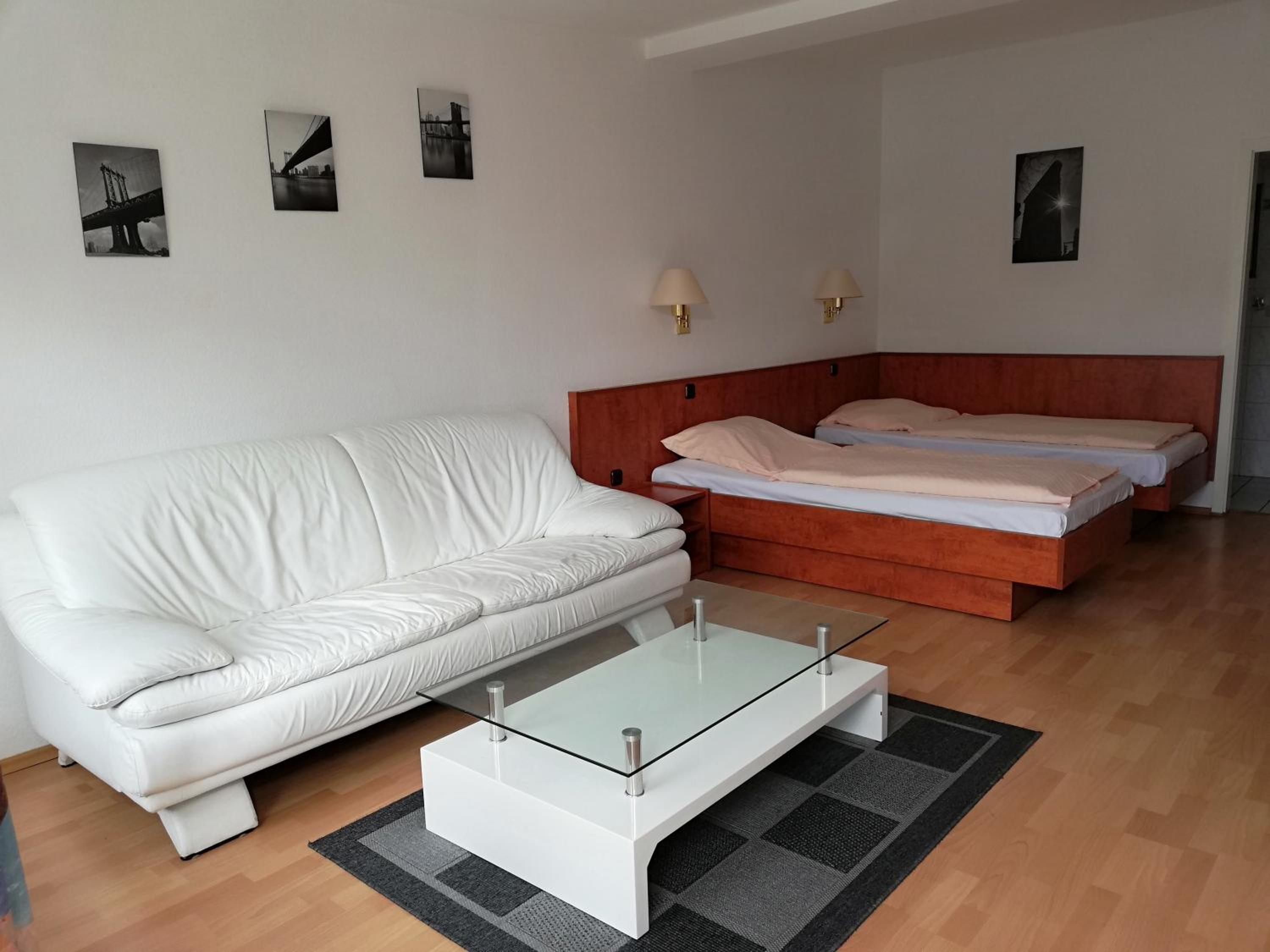 Large Twin Room - Photo 6