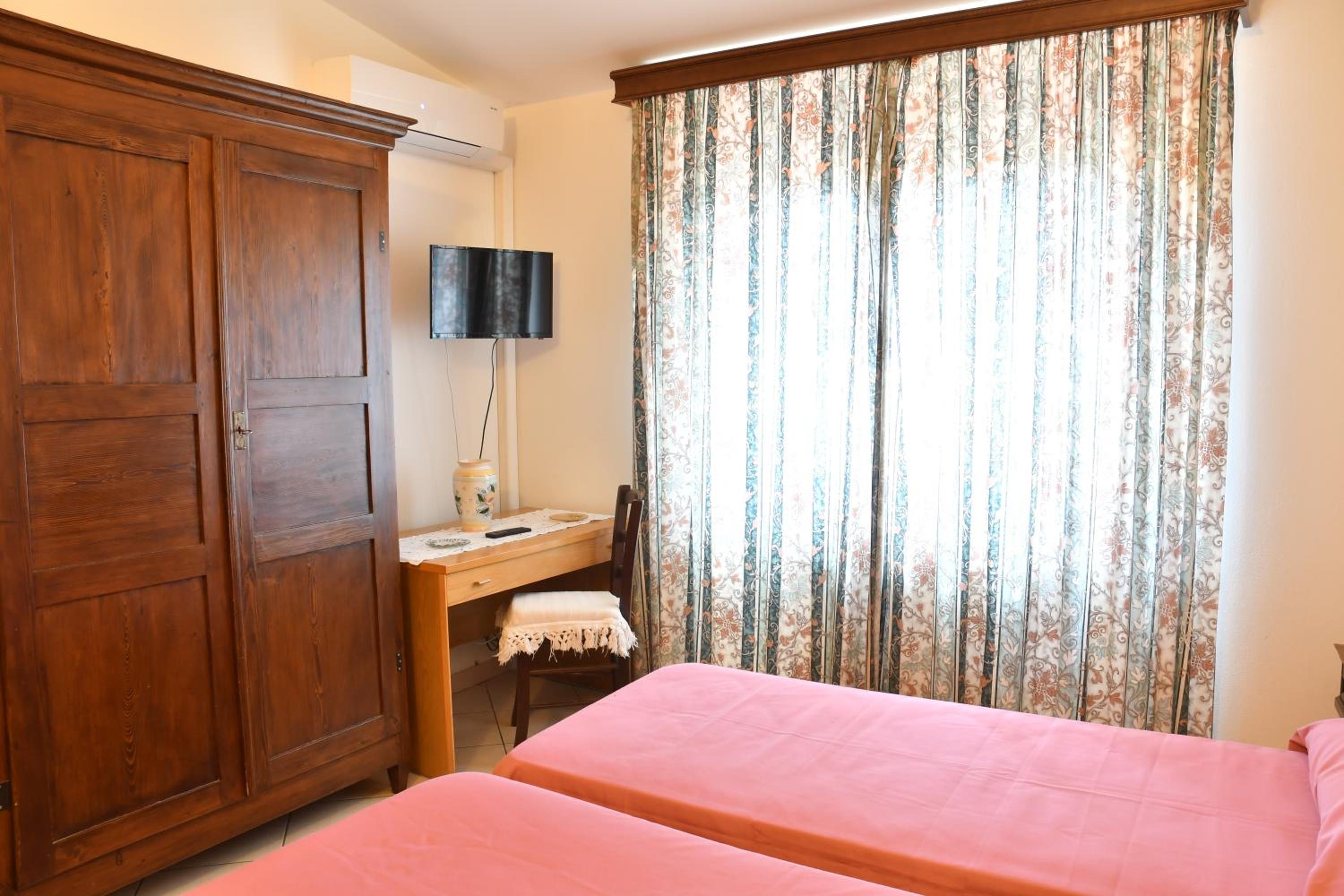 Double or Twin Room with External Bathroom photo 1