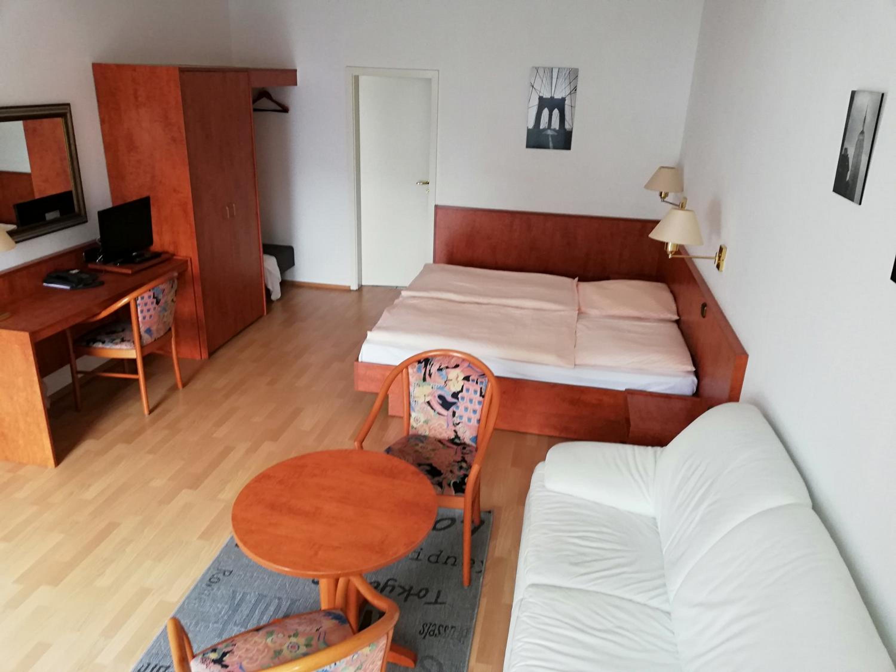 Large Double Room - Photo 2