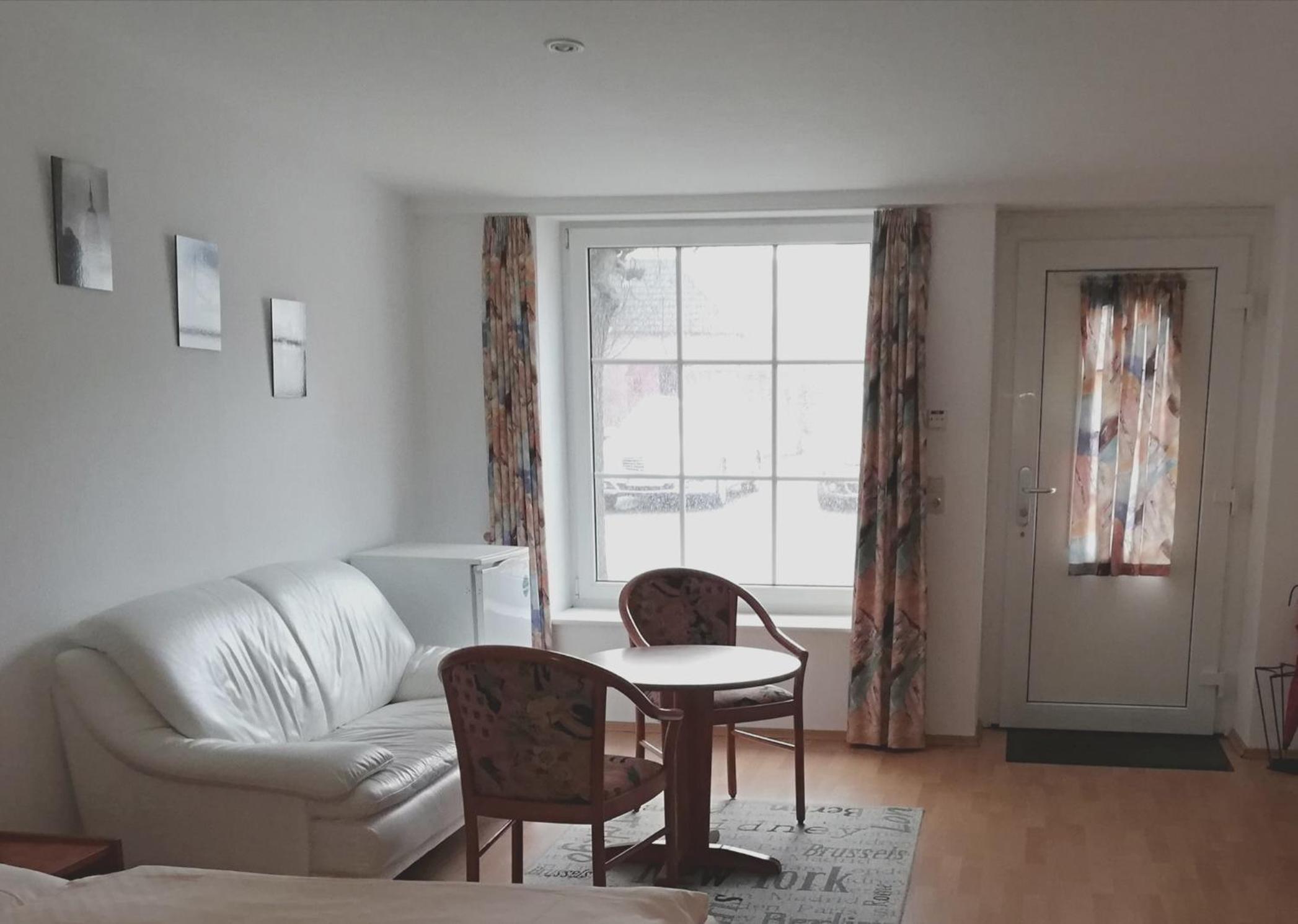 Large Double Room - Photo 9