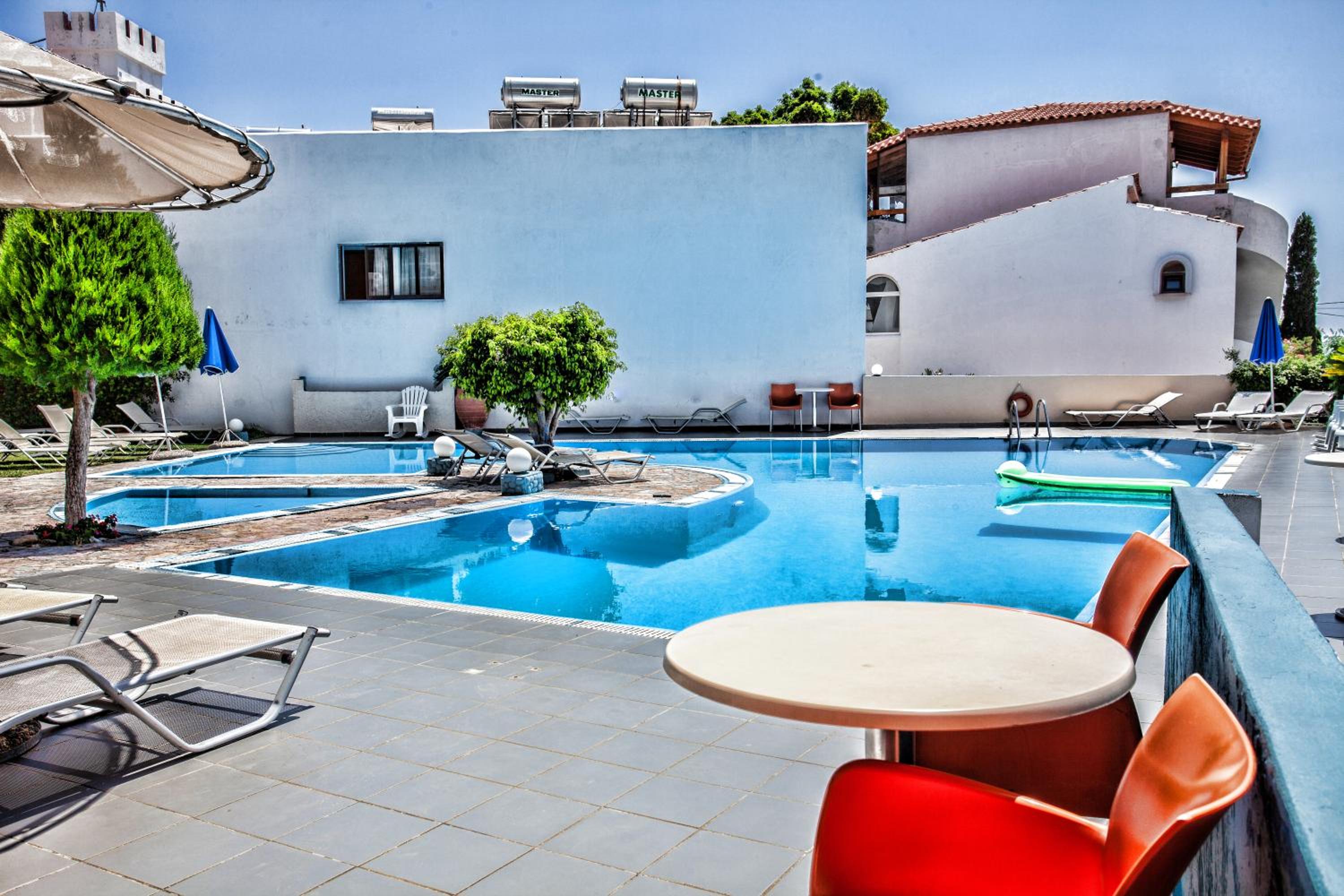 Double or Twin Room with Pool View - Photo 6