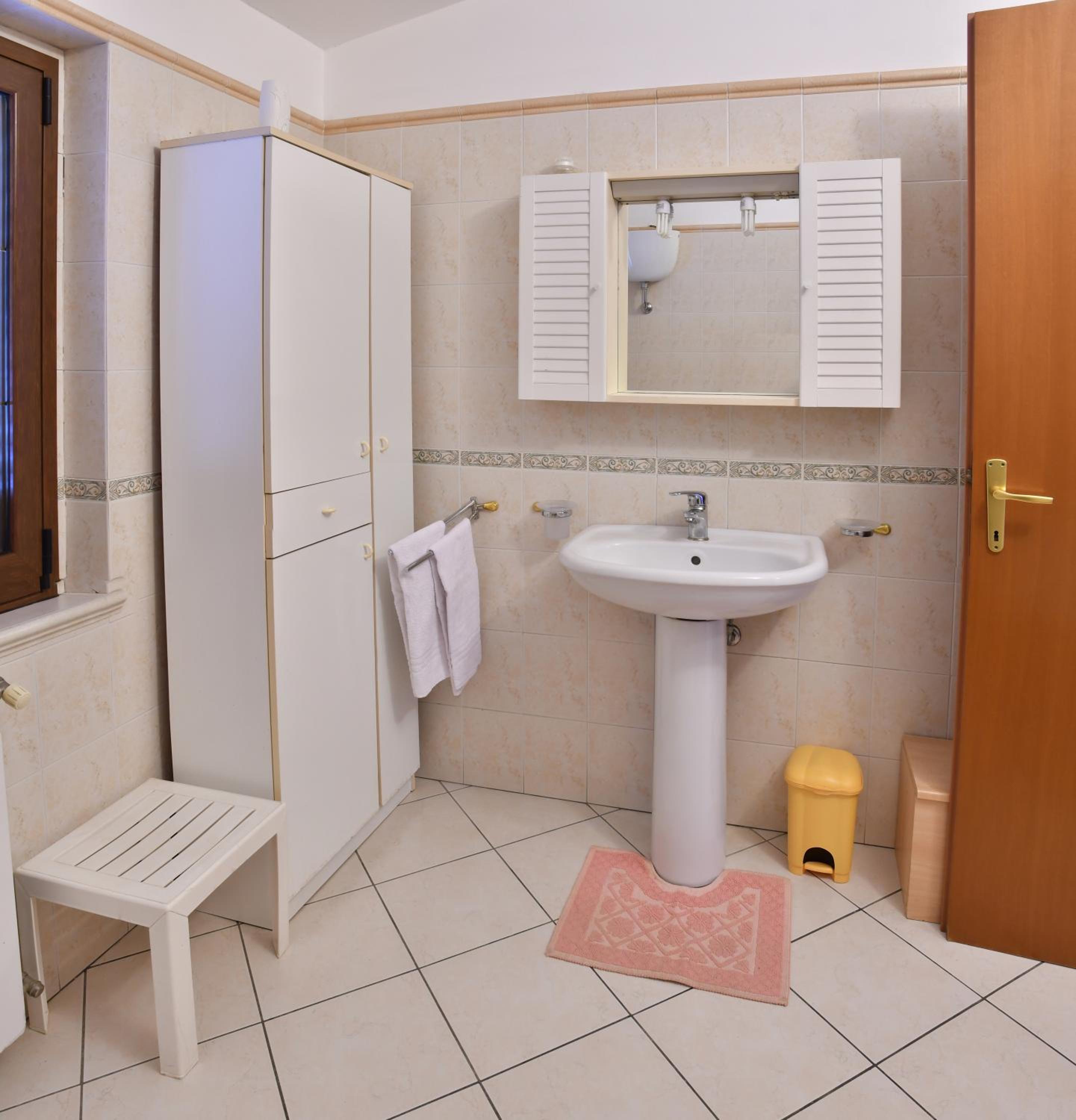Double or Twin Room with External Bathroom photo 2