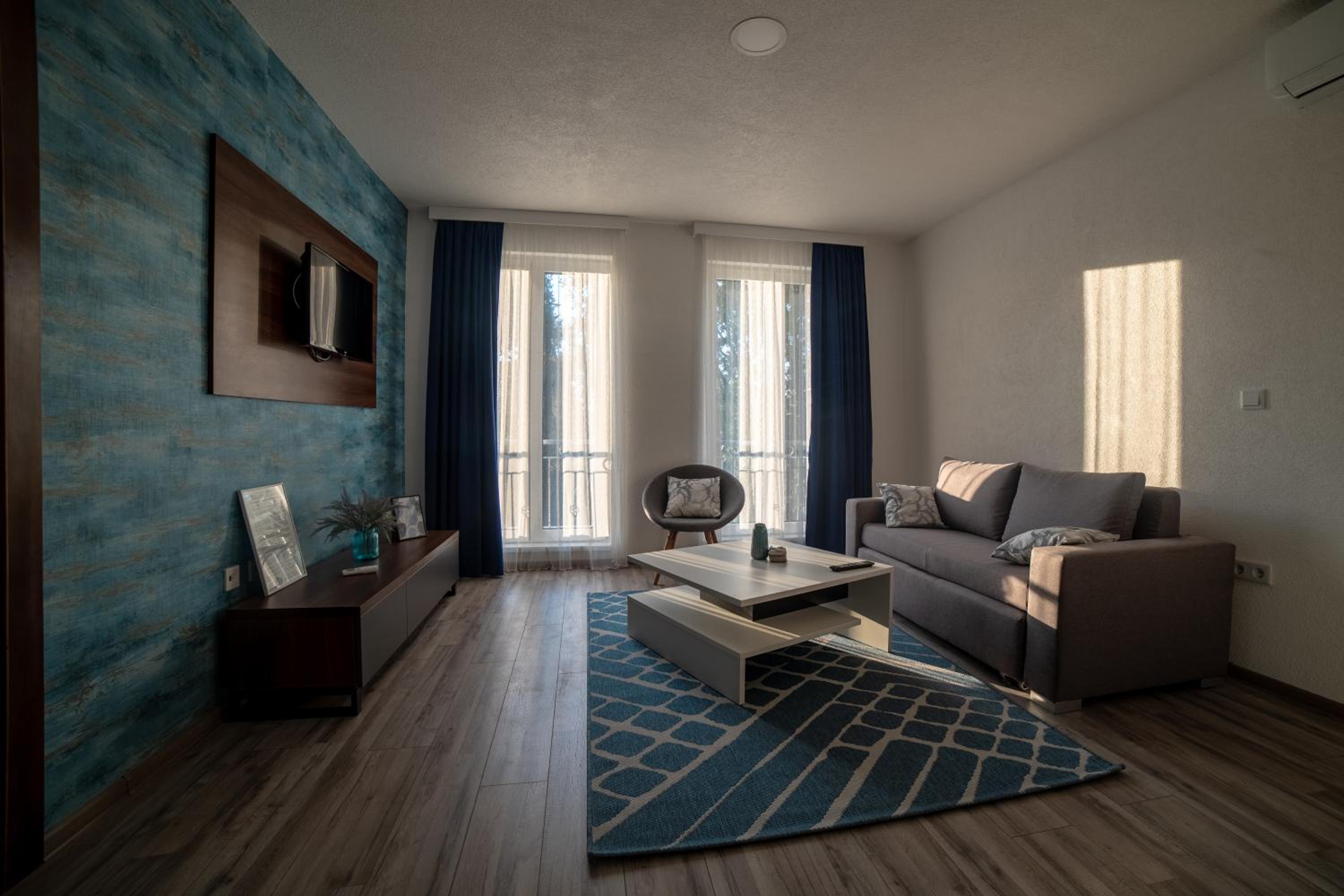 One-Bedroom Apartment photo 1