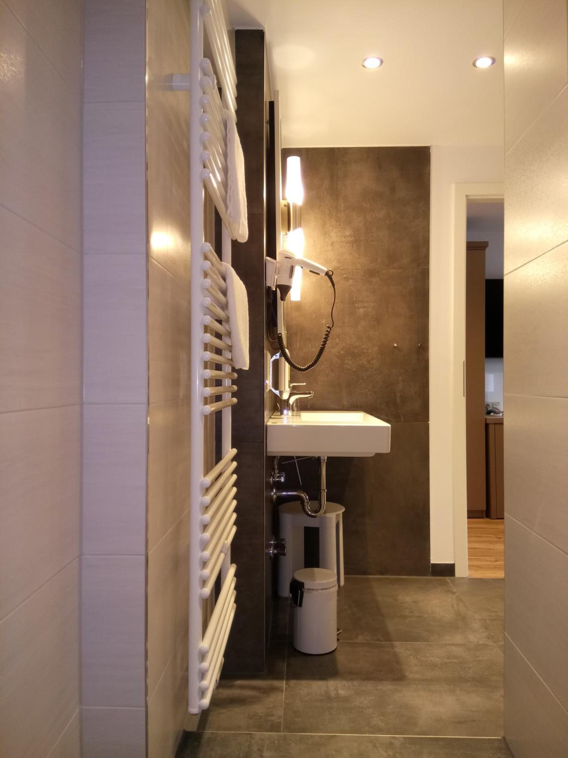Suite - Photo 13