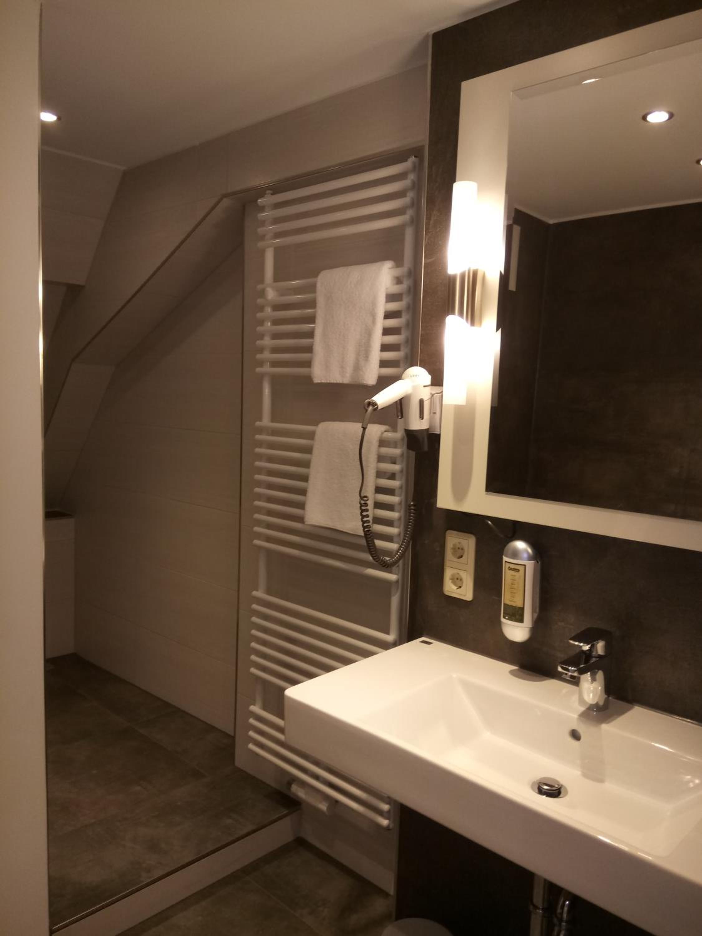 Suite - Photo 11