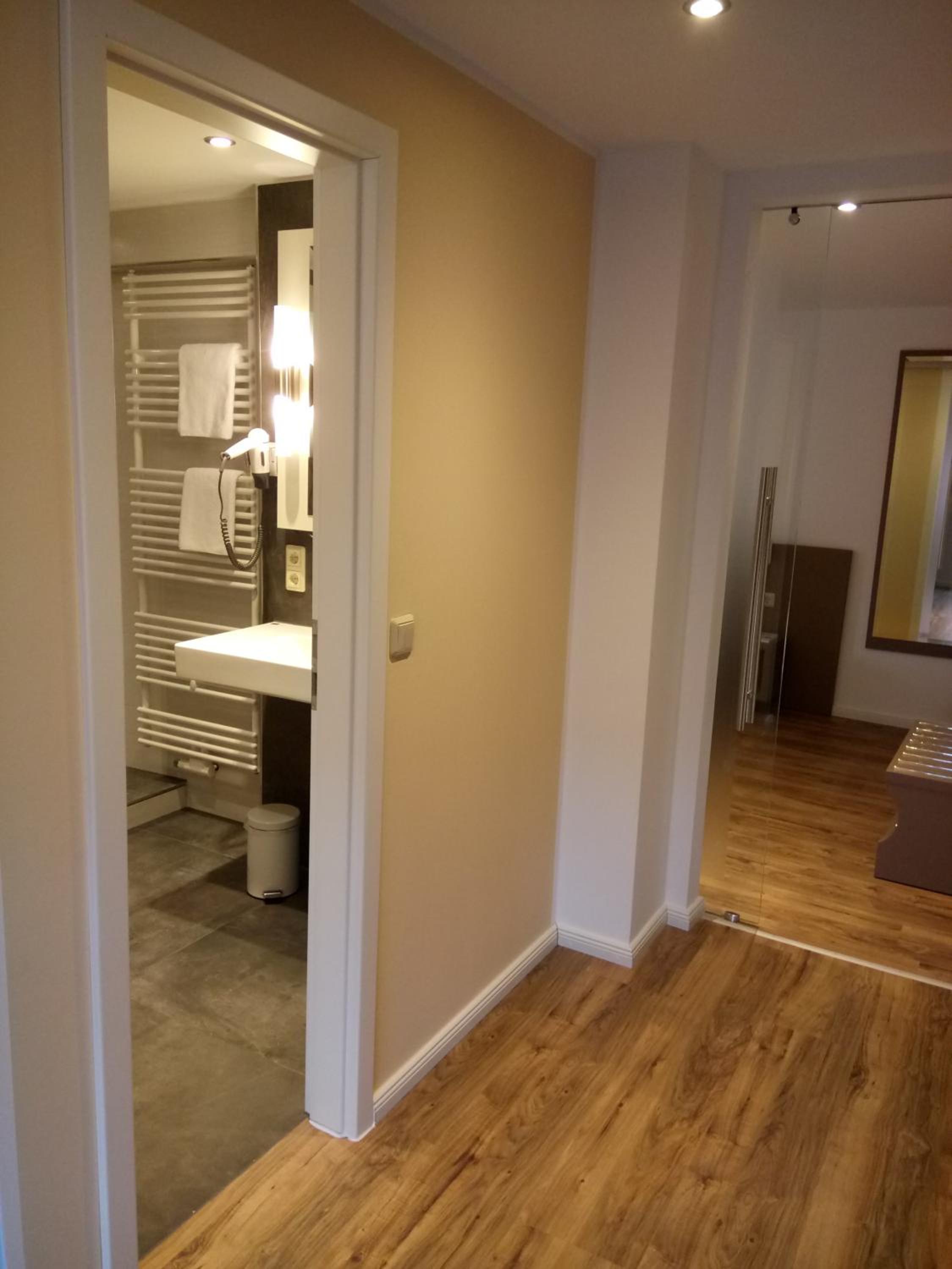 Suite - Photo 10