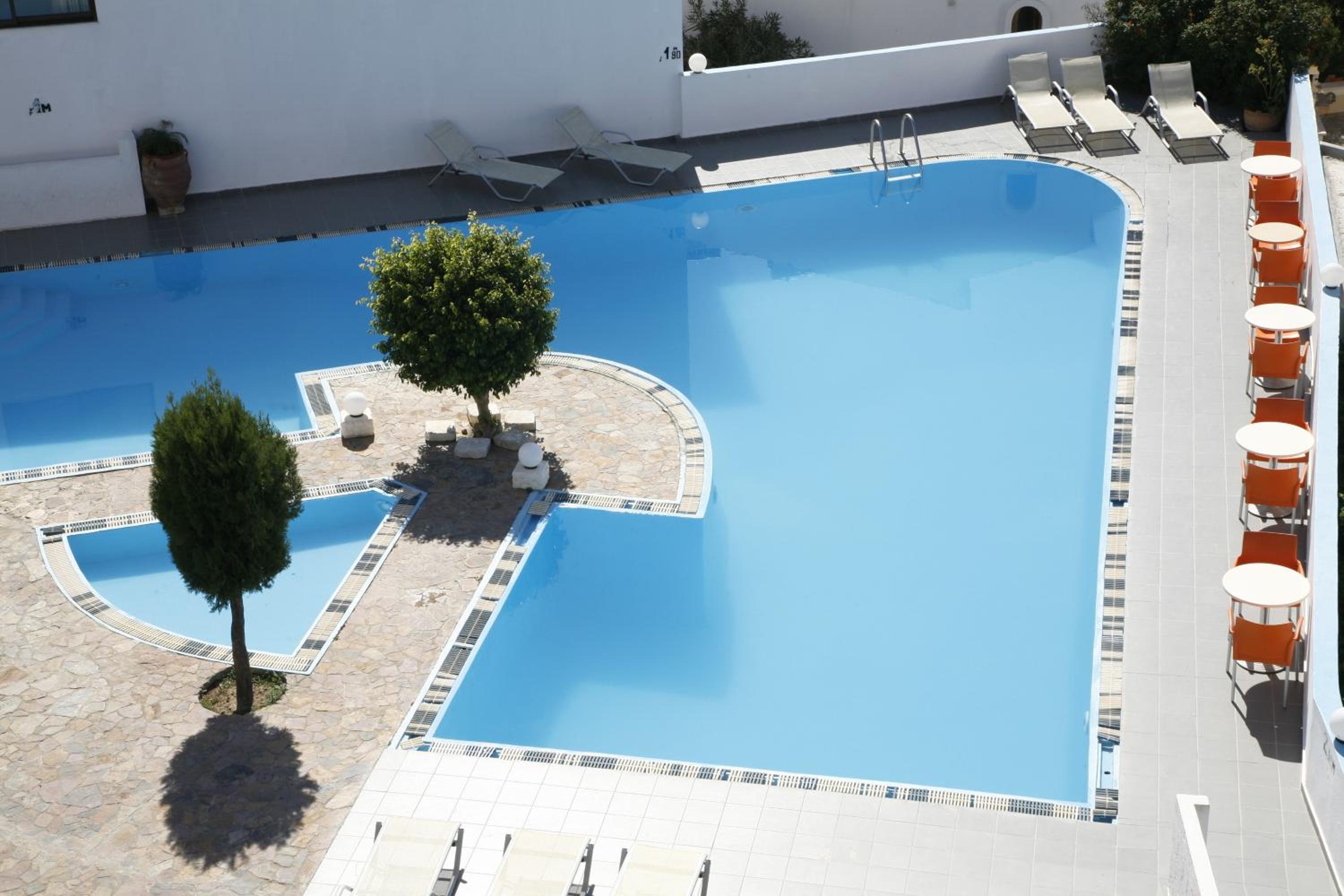 Double or Twin Room with Pool View - Photo 16