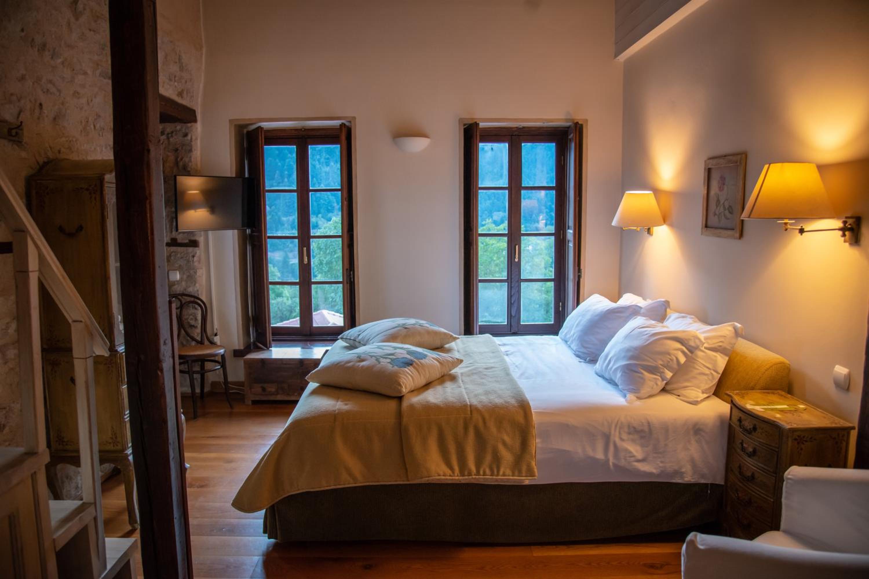 Five-Bedroom House photo 2