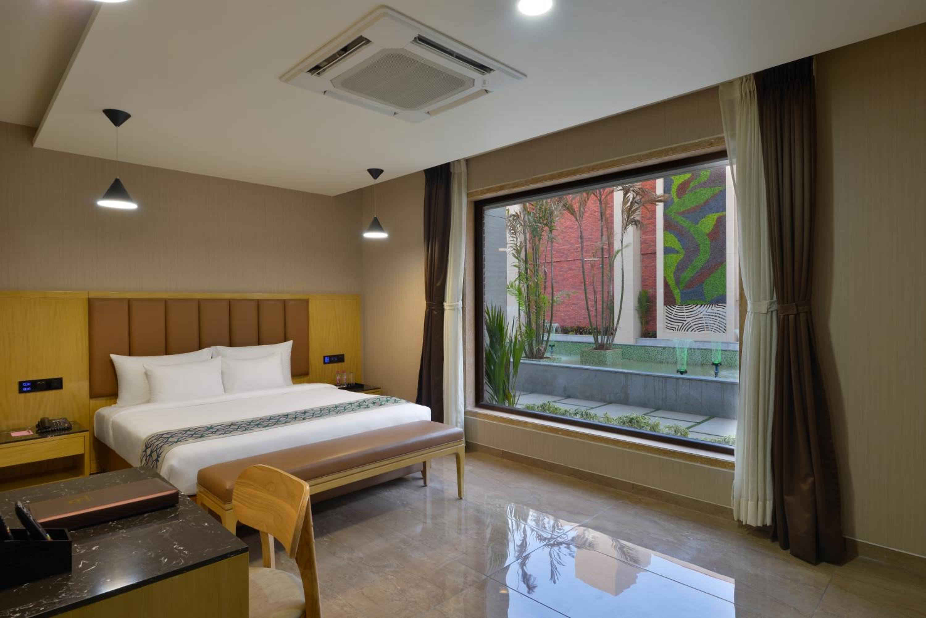 Double Room with Pool View - Photo 1