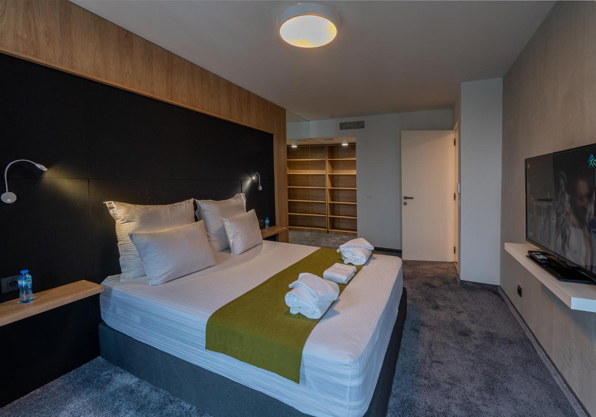 One-Bedroom Suite with Balcony photo 3