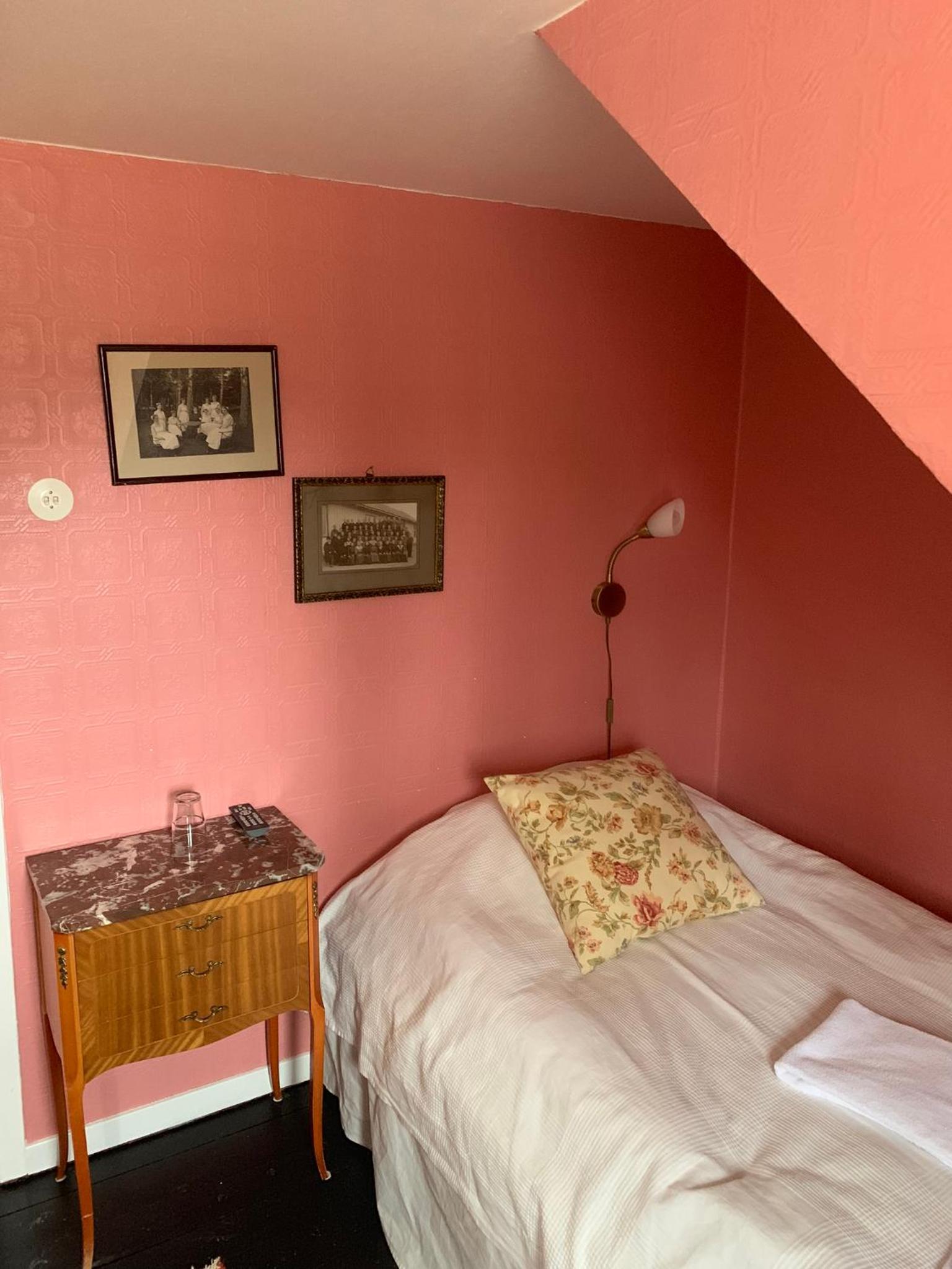 Single Room with Shared Bathroom - No Pets photo 1