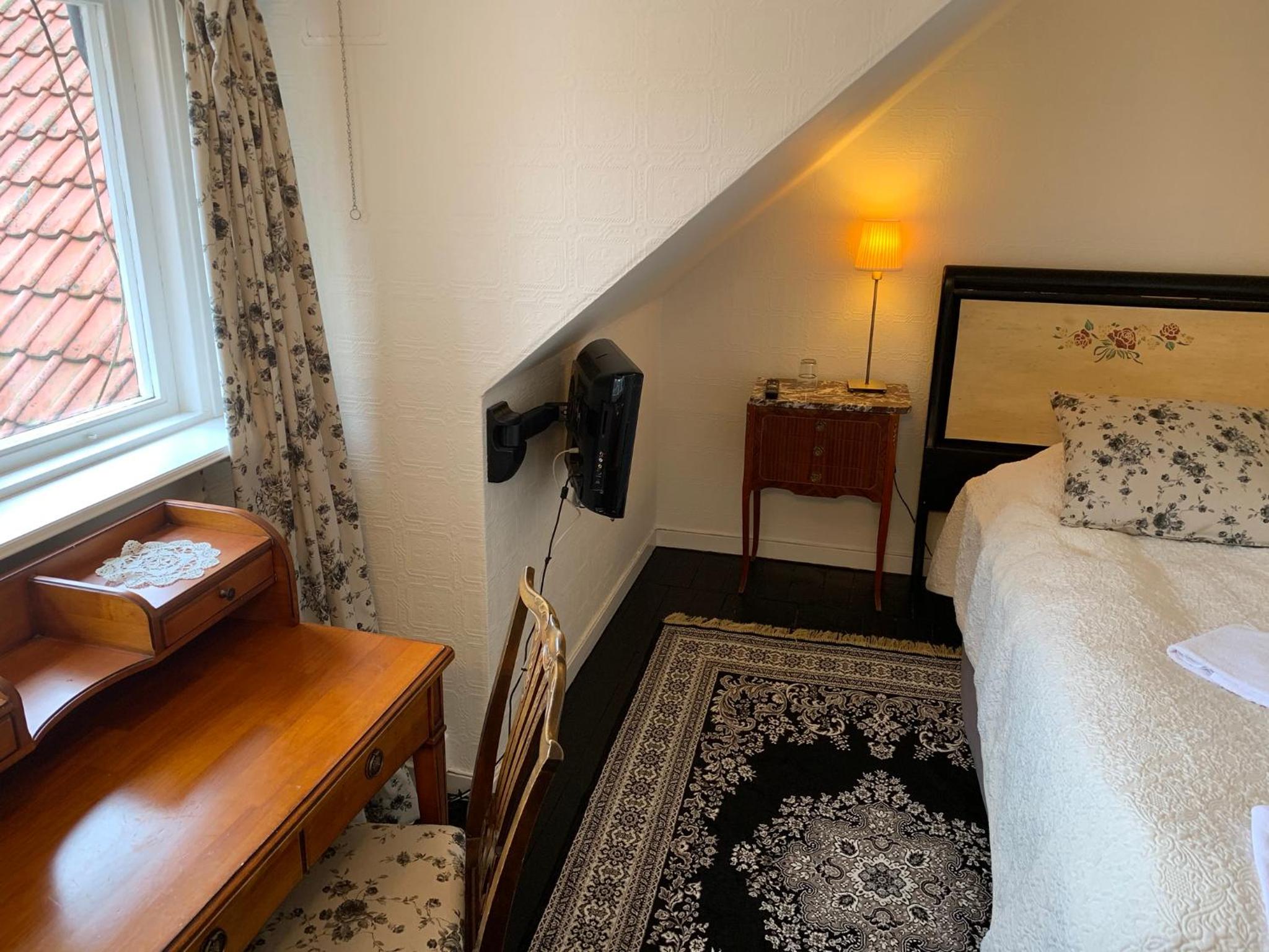 Single Room with Shared Bathroom - No Pets photo 2