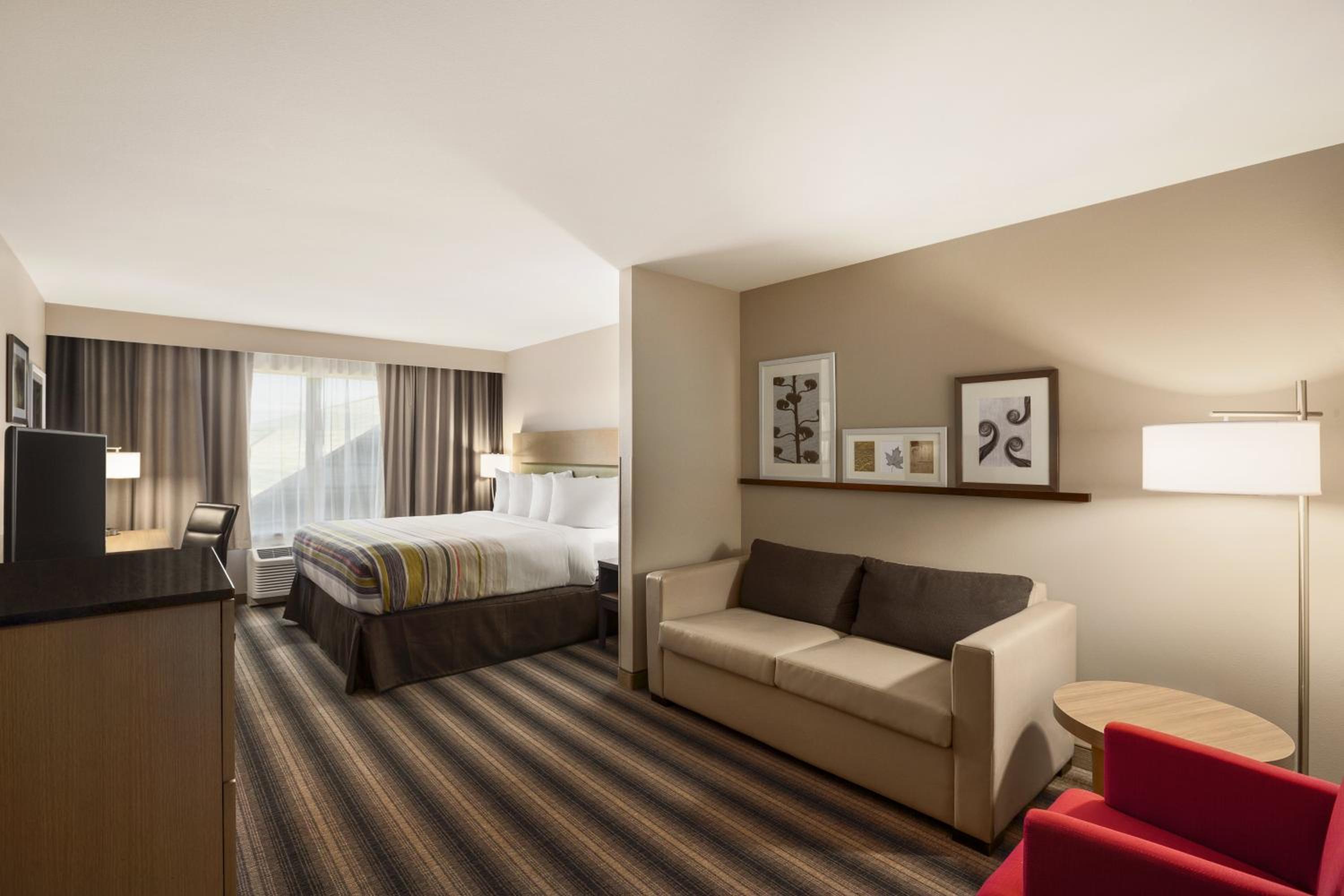 Premium King Room - Non-Smoking - Photo 2