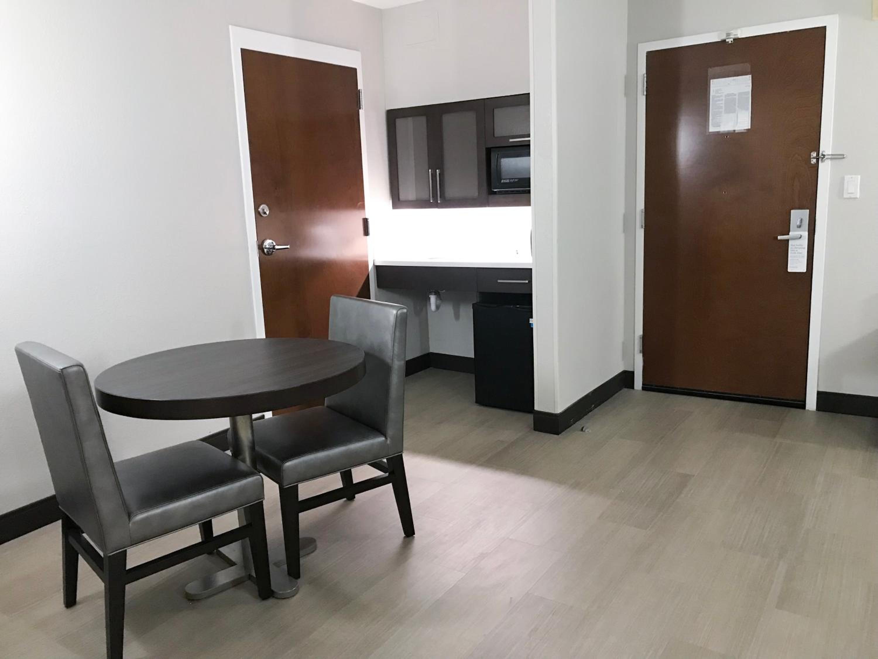Ramada by Wyndham Suites Orlando Airport- Free Airport Shuttle, Bild 4