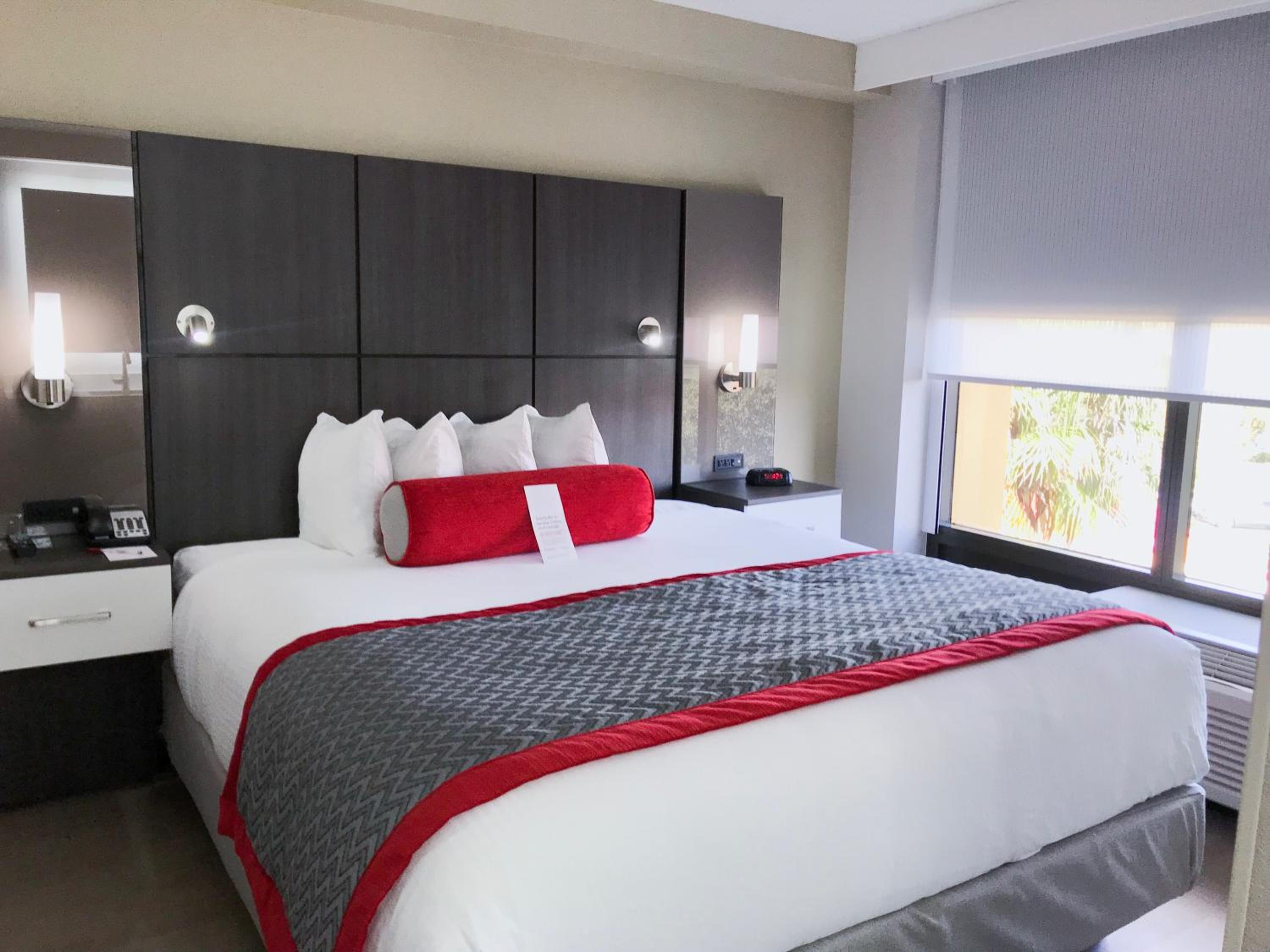 King Studio Suite - Hearing Impaired/Mobility Accessible - Non-Smoking