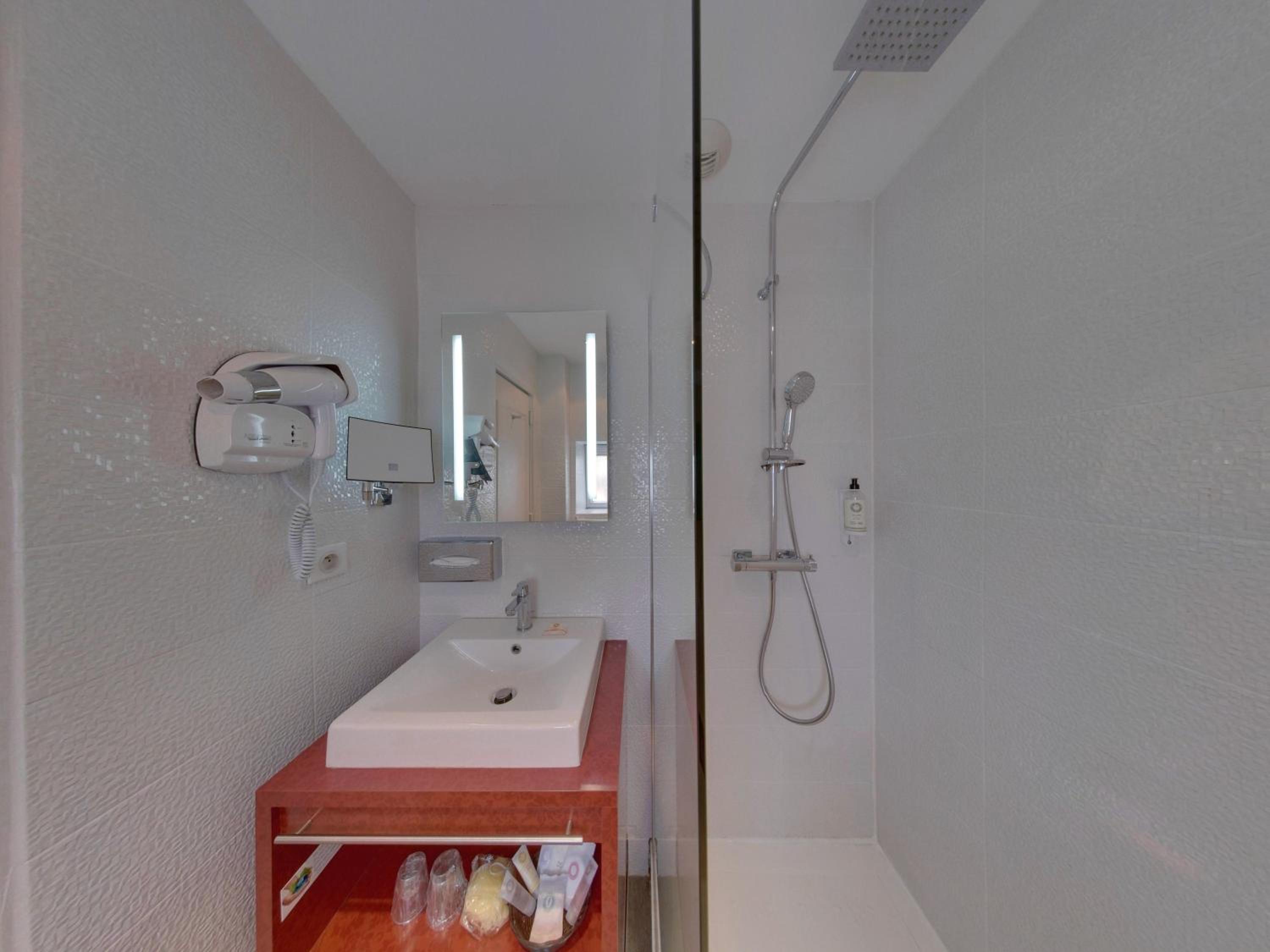 Standard Queen Room - Non-Smoking photo 2