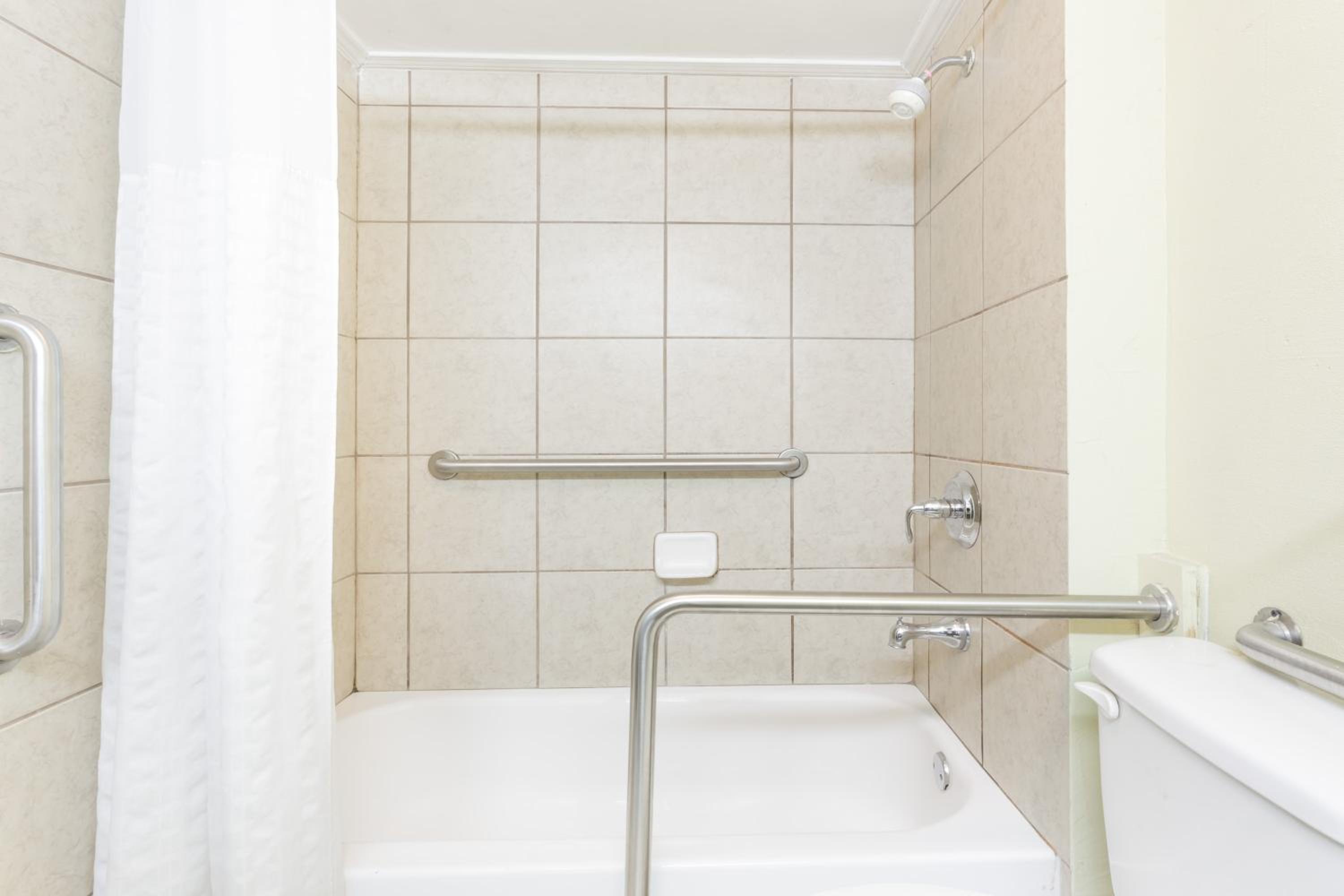 Double Room with Two Double Beds and Bath Tub - Mobility Accessible/Non-Smoking - Photo 4