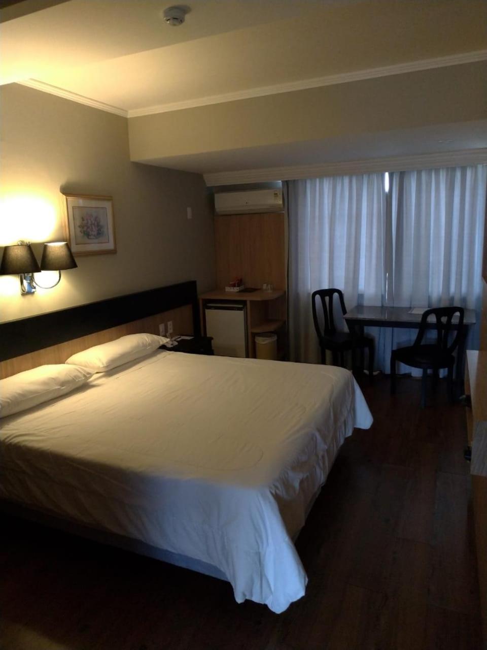 Queen Room photo 2