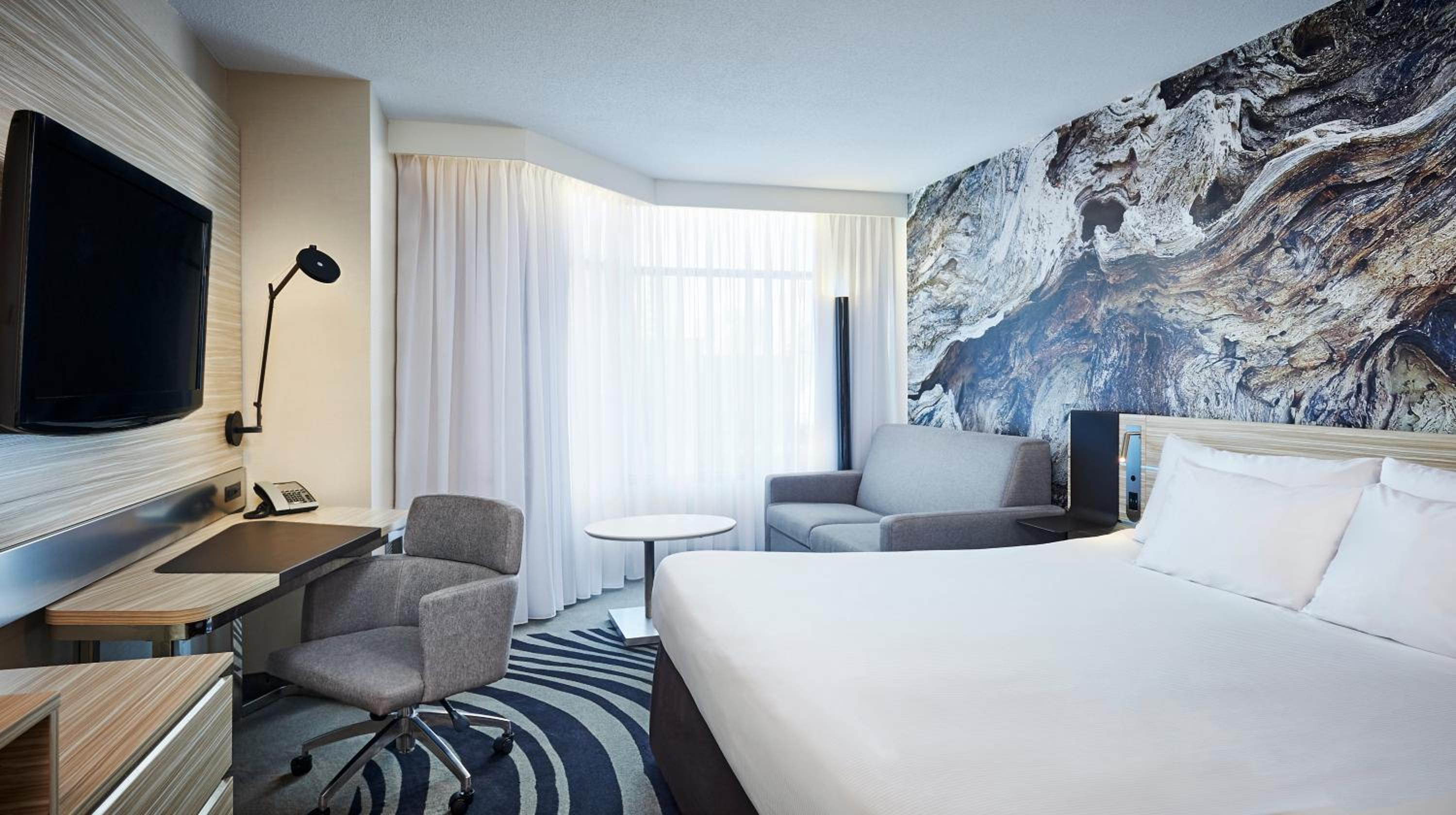 Executive King Room with Sofa Bed - Photo 8