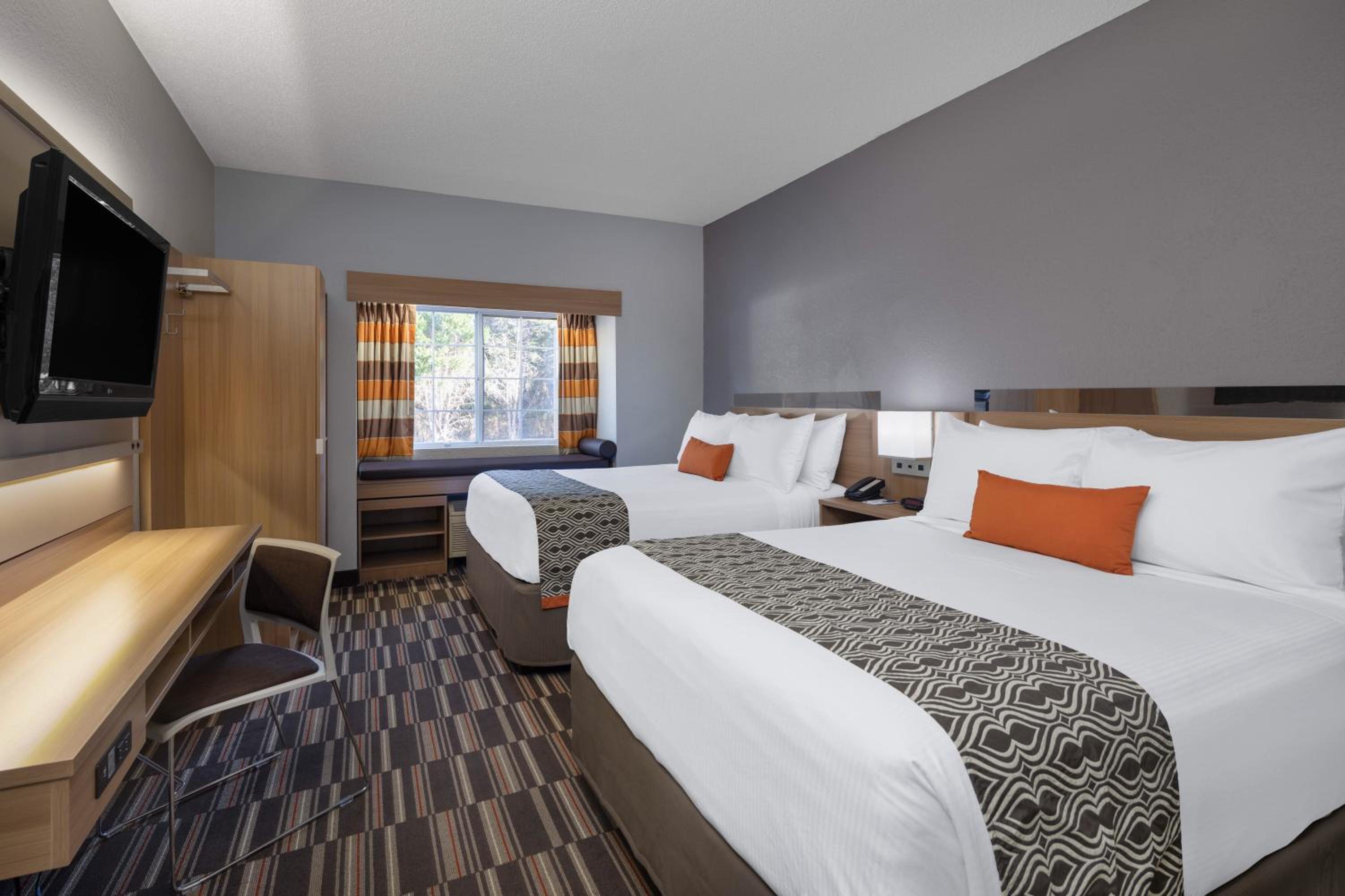 Queen Room with Two Queen Beds - Non-Smoking - Photo 1