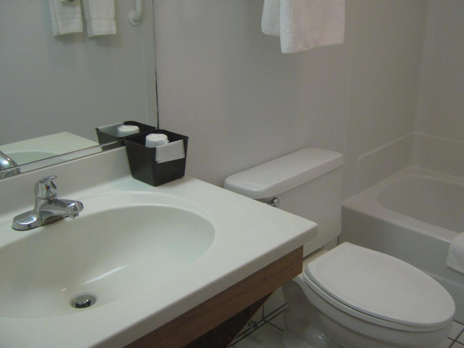 Studio Suite with Two Queen Beds - Non-Smoking photo 3
