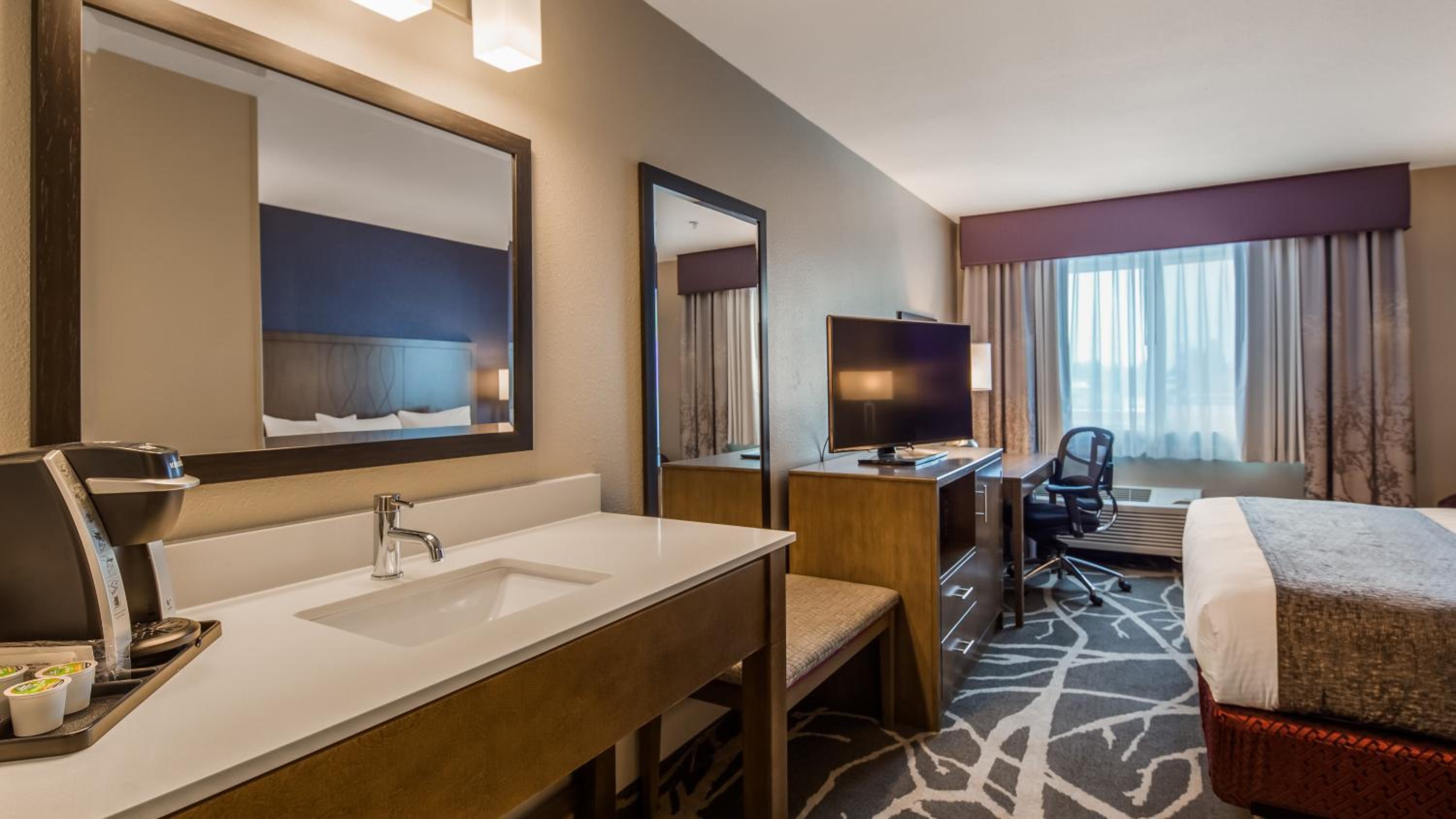 King Room - Mobility Accessible with Bathtub - Photo 5