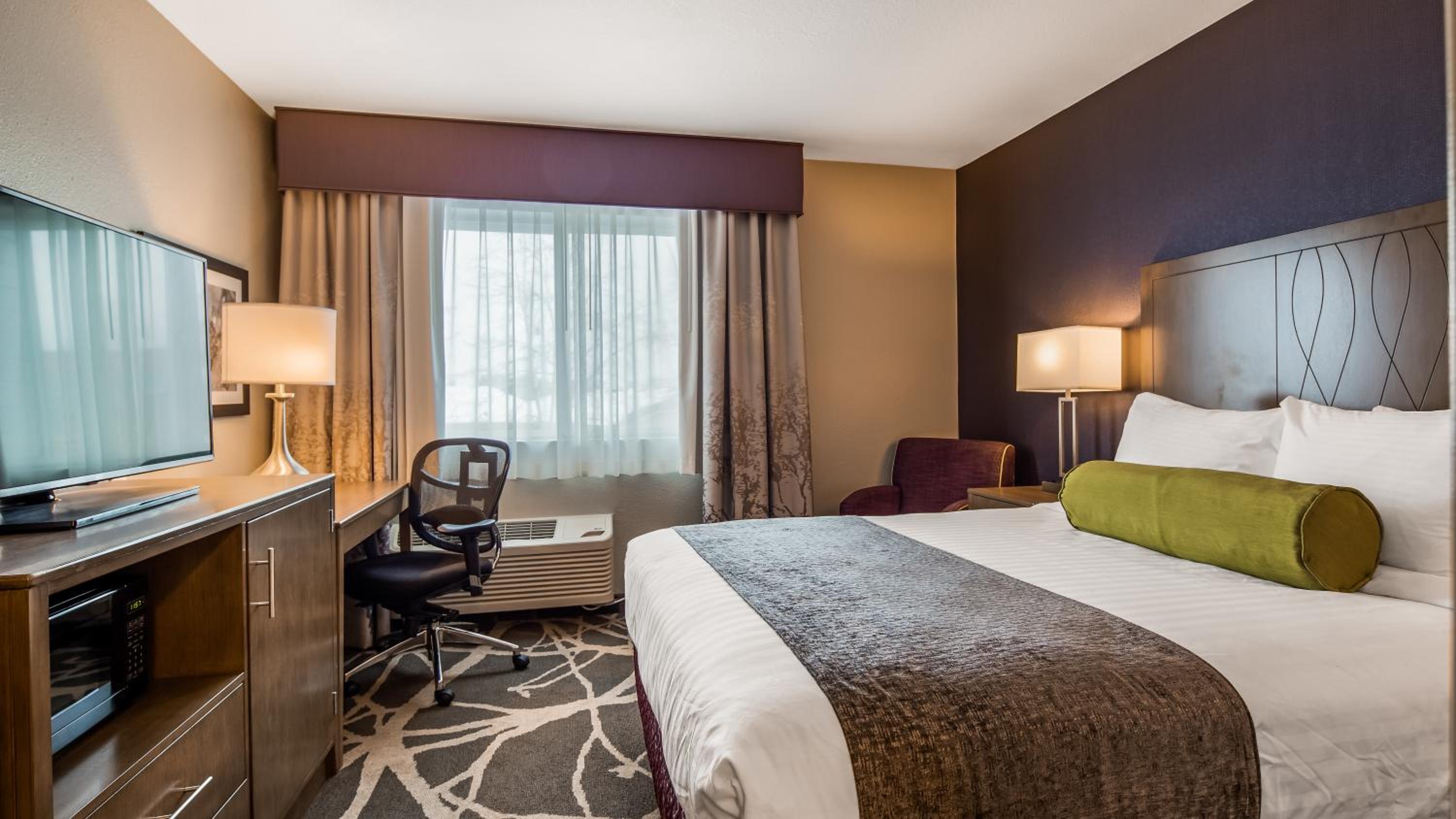 King Room - Mobility Accessible with Bathtub - Photo 4