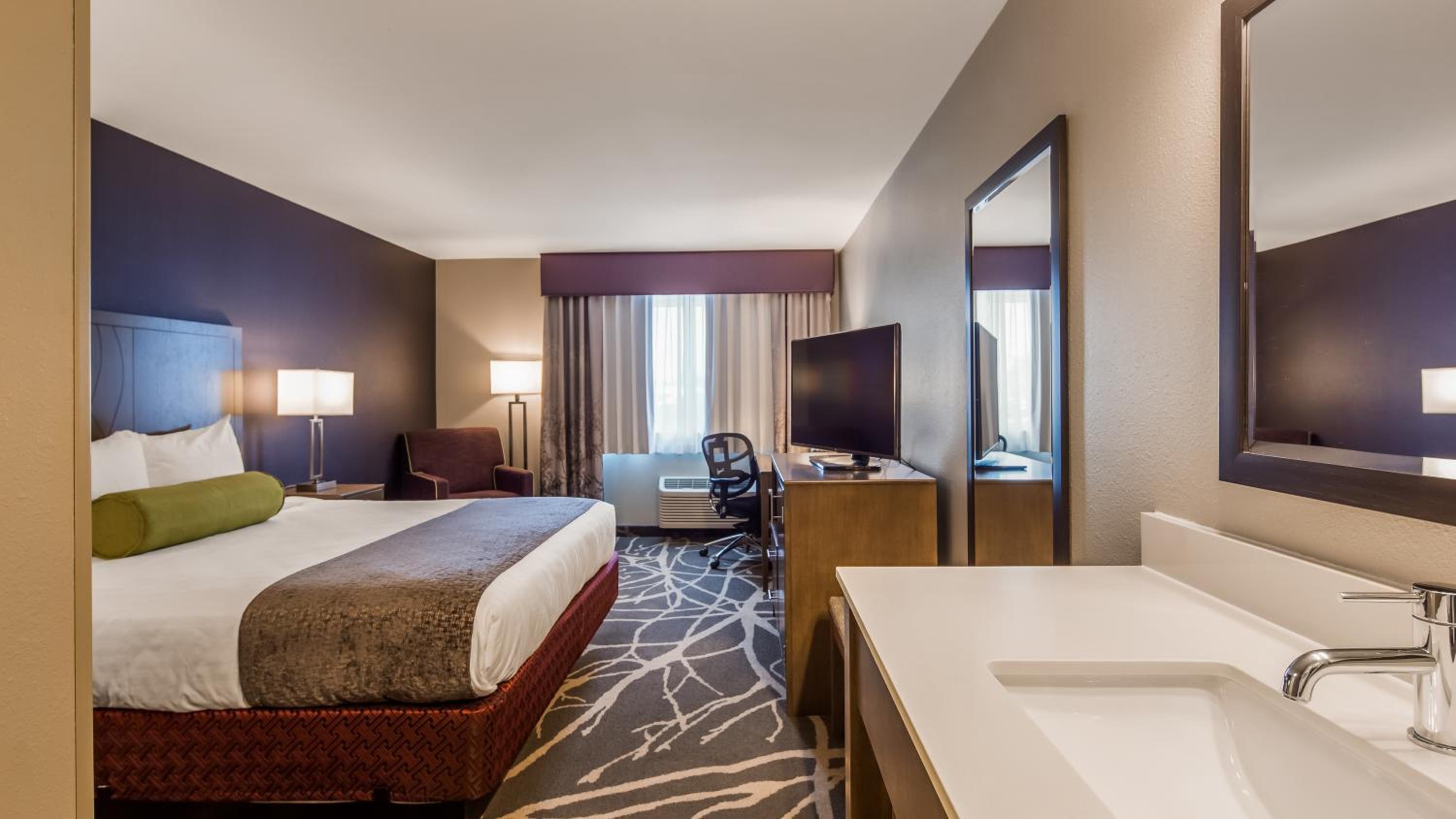 King Room - Non-Smoking - Photo 4
