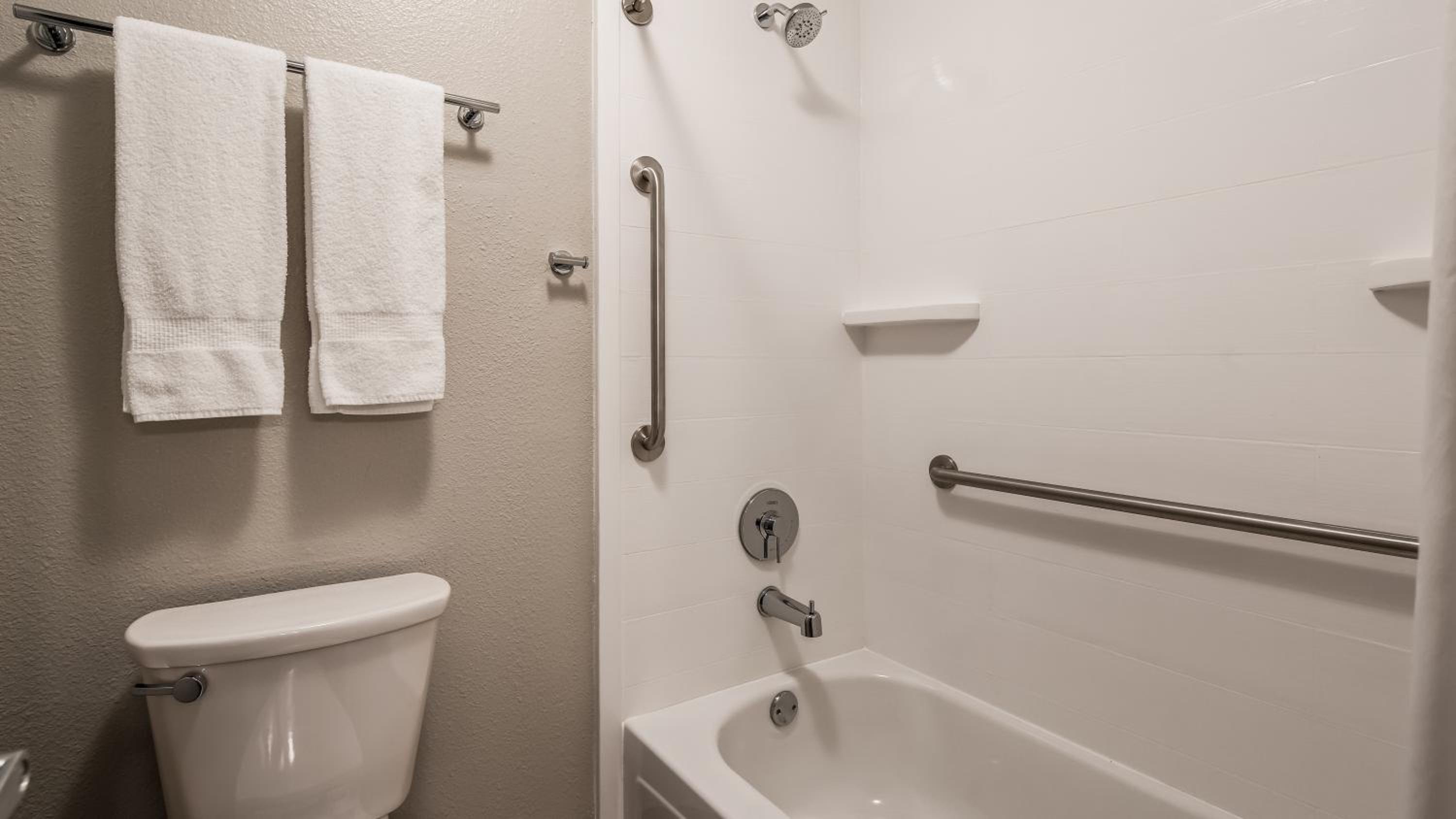 Small Queen Room - Near Elevator - Photo 7