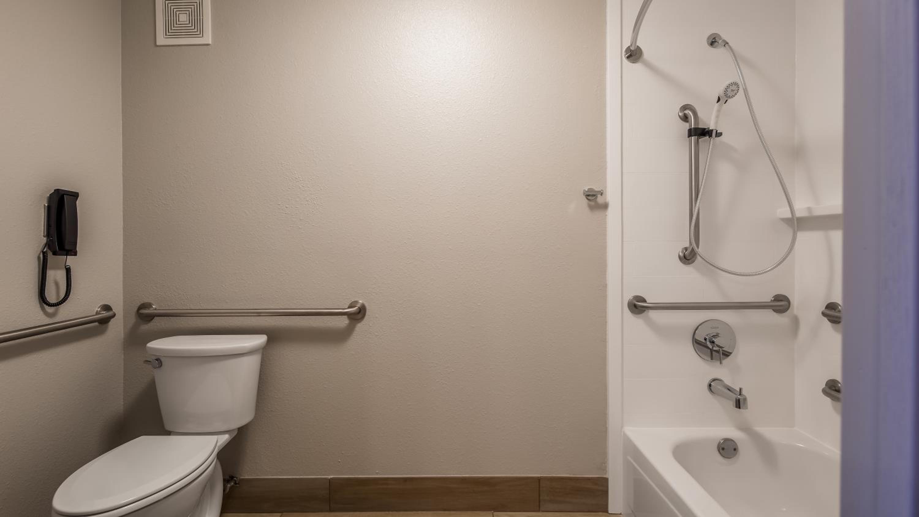 King Room - Mobility Accessible with Bathtub - Photo 7